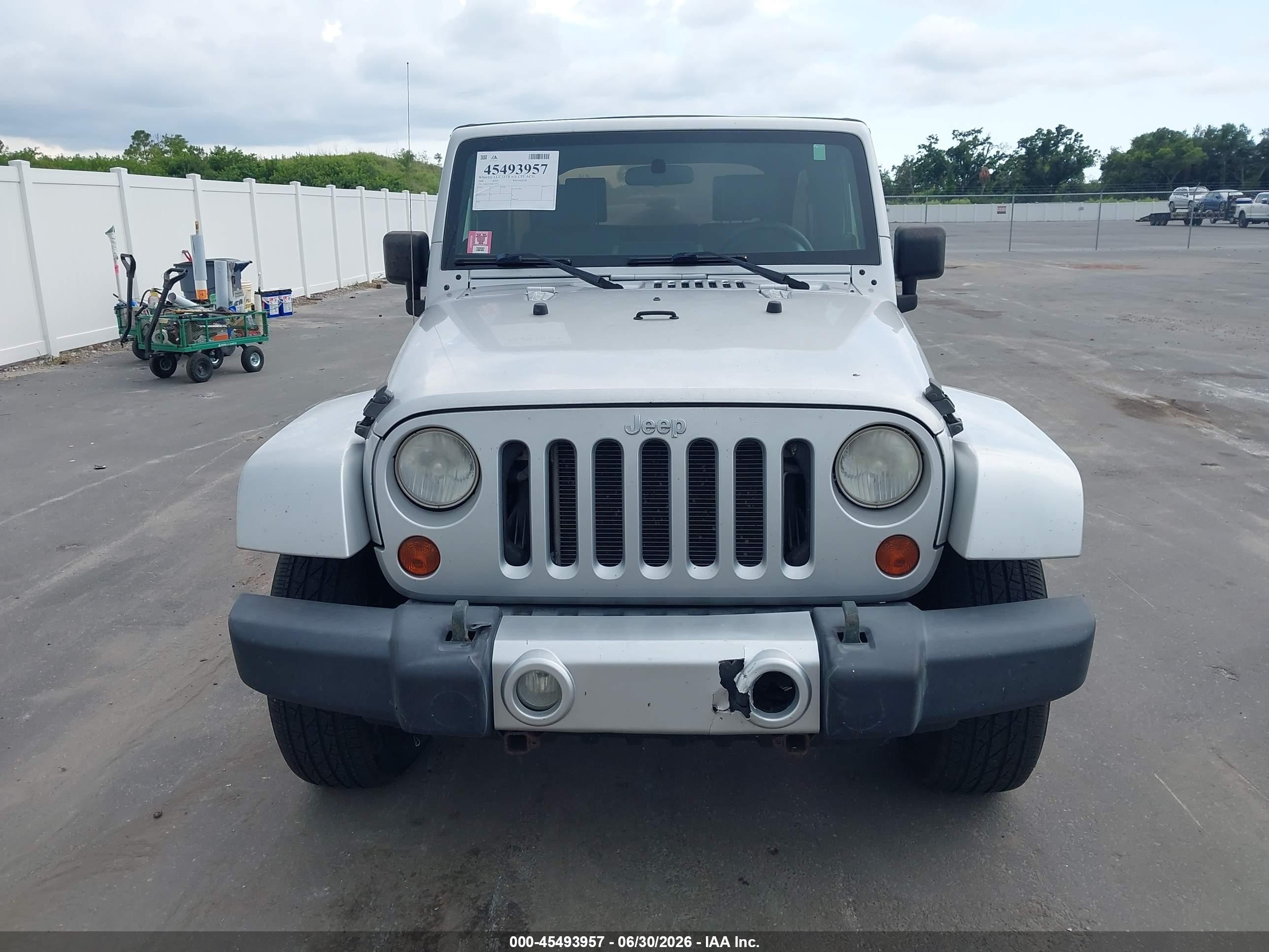 2008 Jeep Wrangler Unlimited Sahara Silver vin: 1J4GA59148L614221