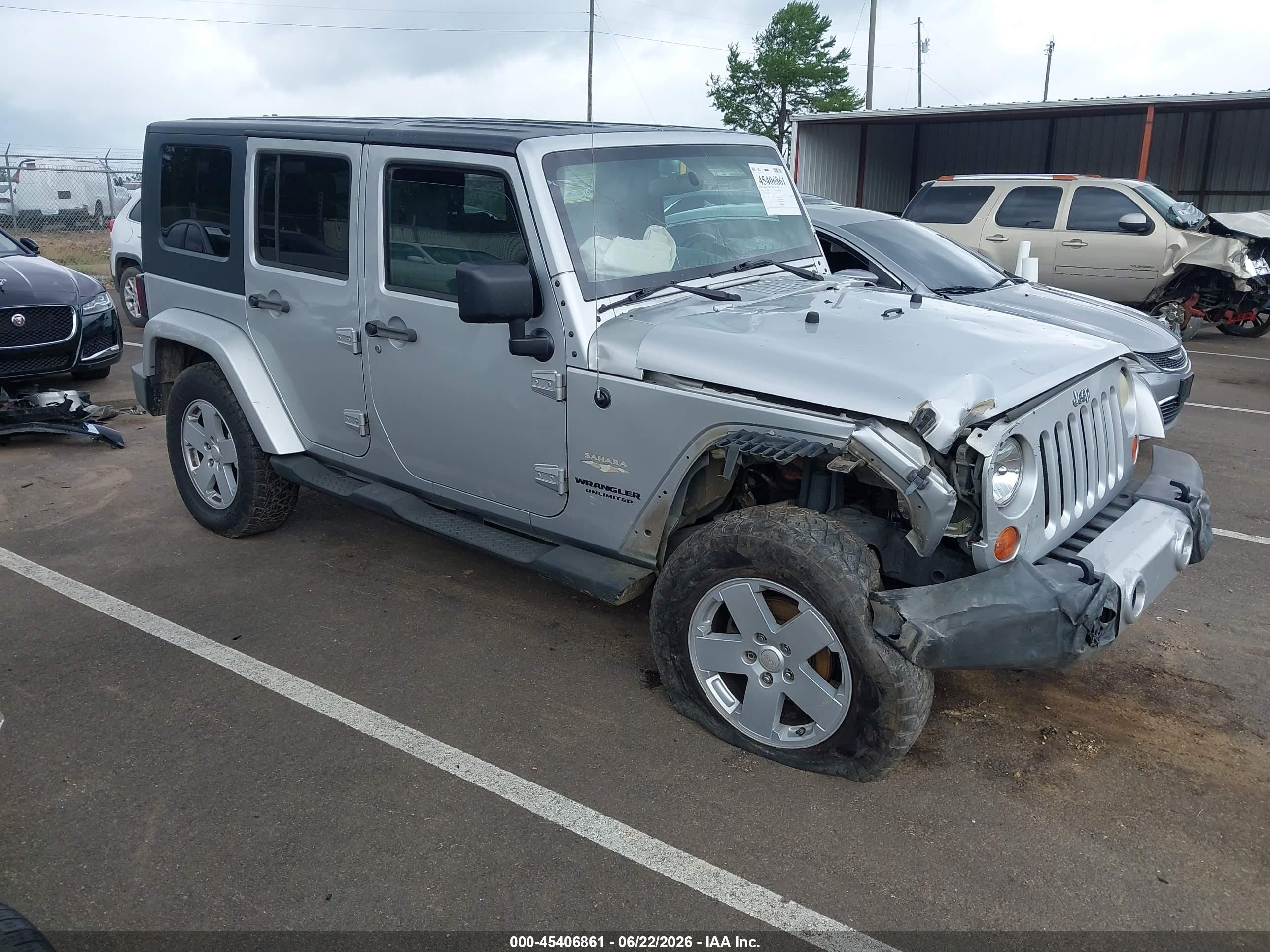 2008 Jeep Wrangler Unlimited Sahara Silver vin: 1J4GA59158L520641