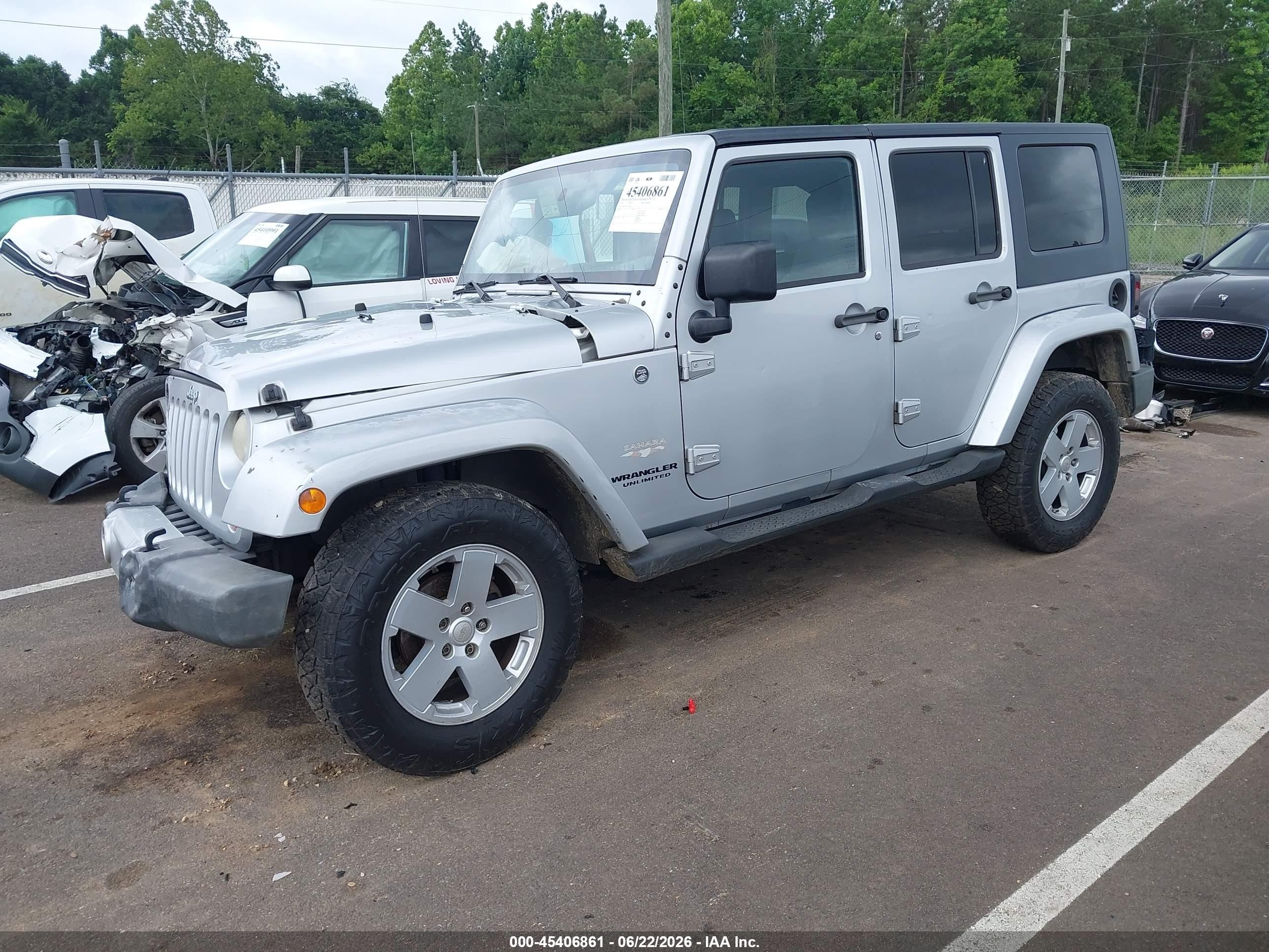 2008 Jeep Wrangler Unlimited Sahara Silver vin: 1J4GA59158L520641