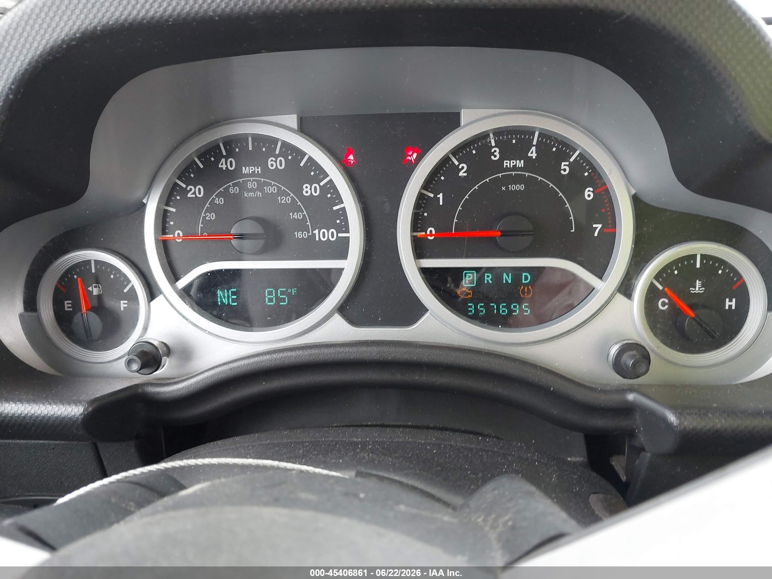 2008 Jeep Wrangler Unlimited Sahara Silver vin: 1J4GA59158L520641