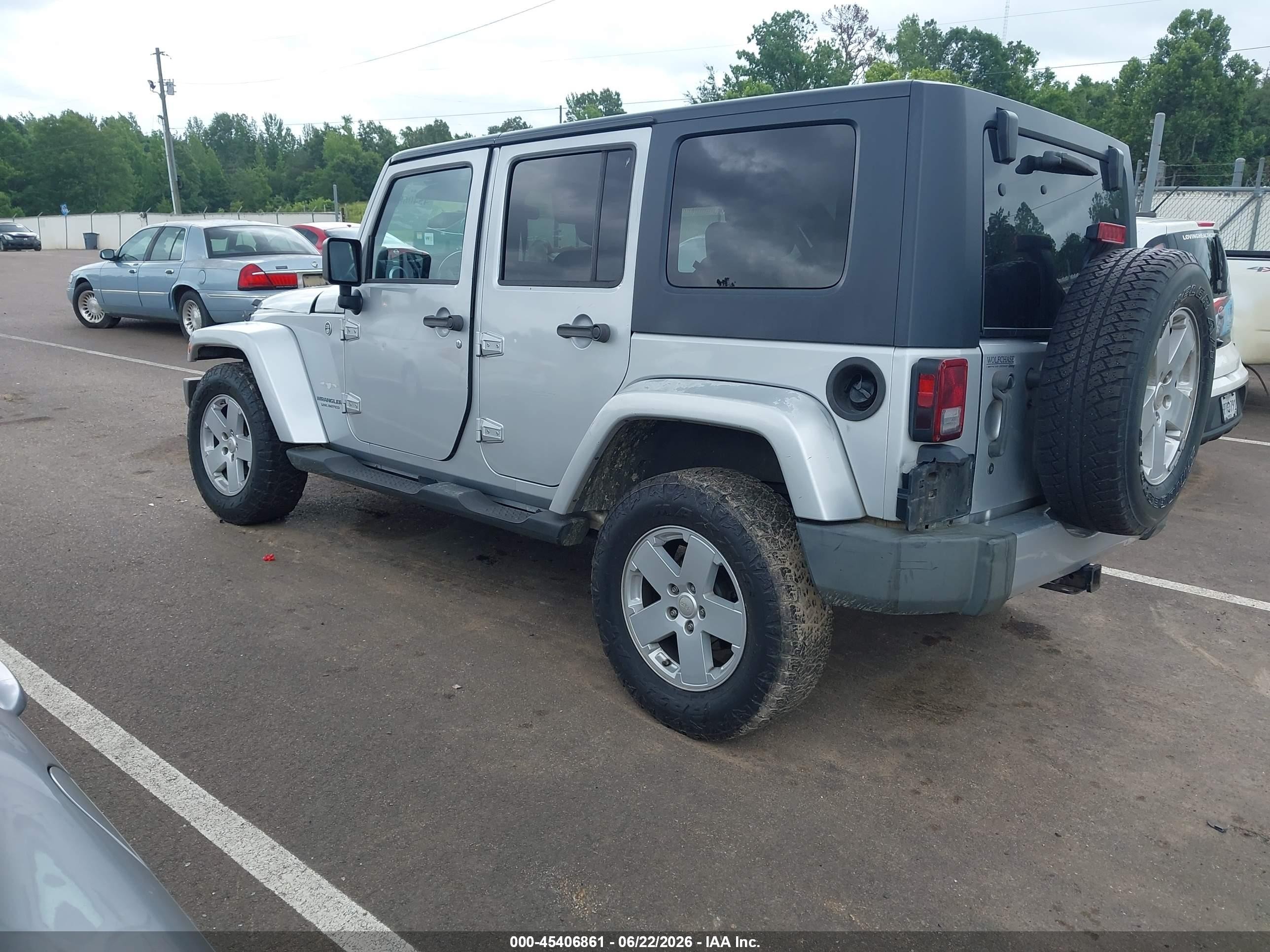 2008 Jeep Wrangler Unlimited Sahara Silver vin: 1J4GA59158L520641
