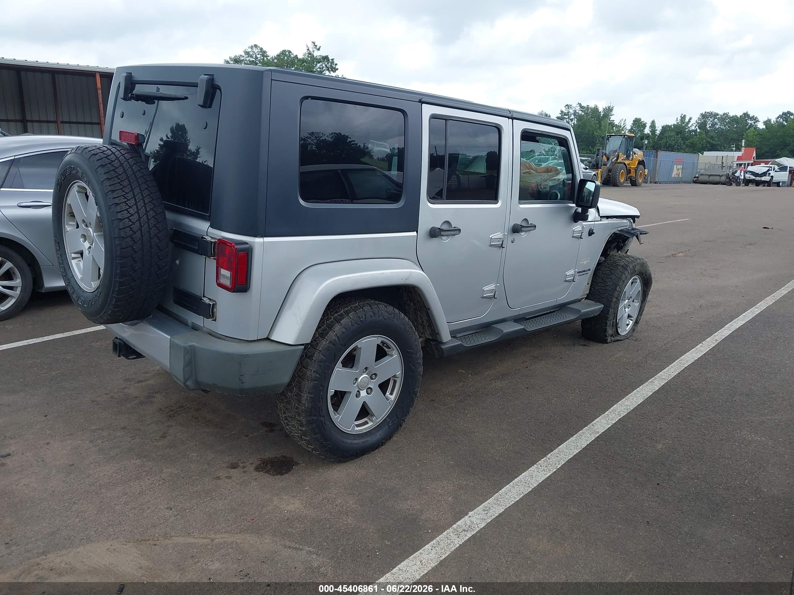 2008 Jeep Wrangler Unlimited Sahara Silver vin: 1J4GA59158L520641