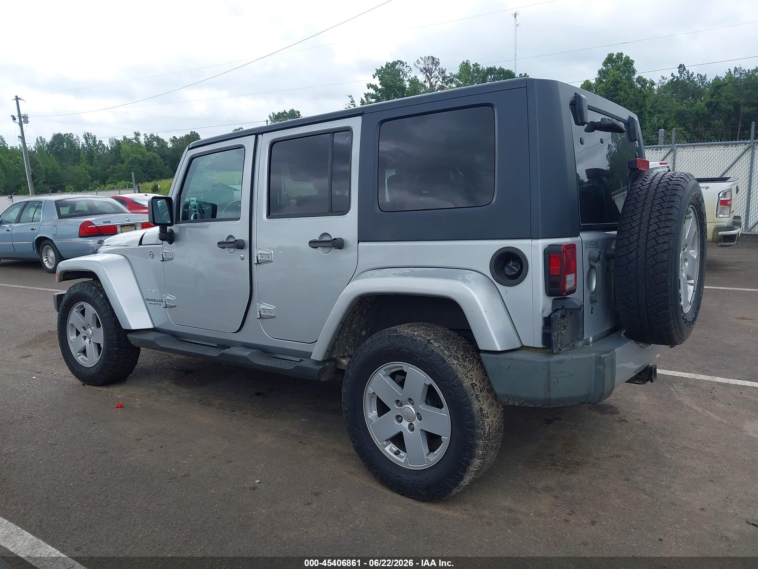 2008 Jeep Wrangler Unlimited Sahara Silver vin: 1J4GA59158L520641
