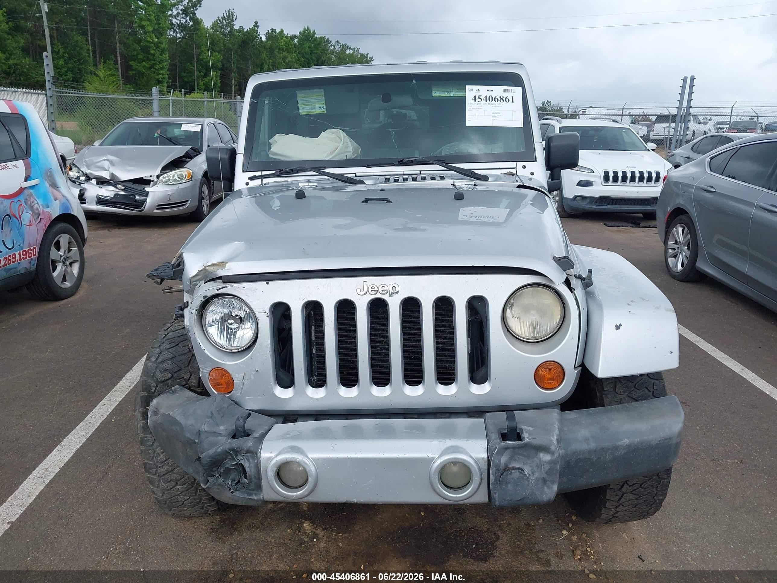 2008 Jeep Wrangler Unlimited Sahara Silver vin: 1J4GA59158L520641