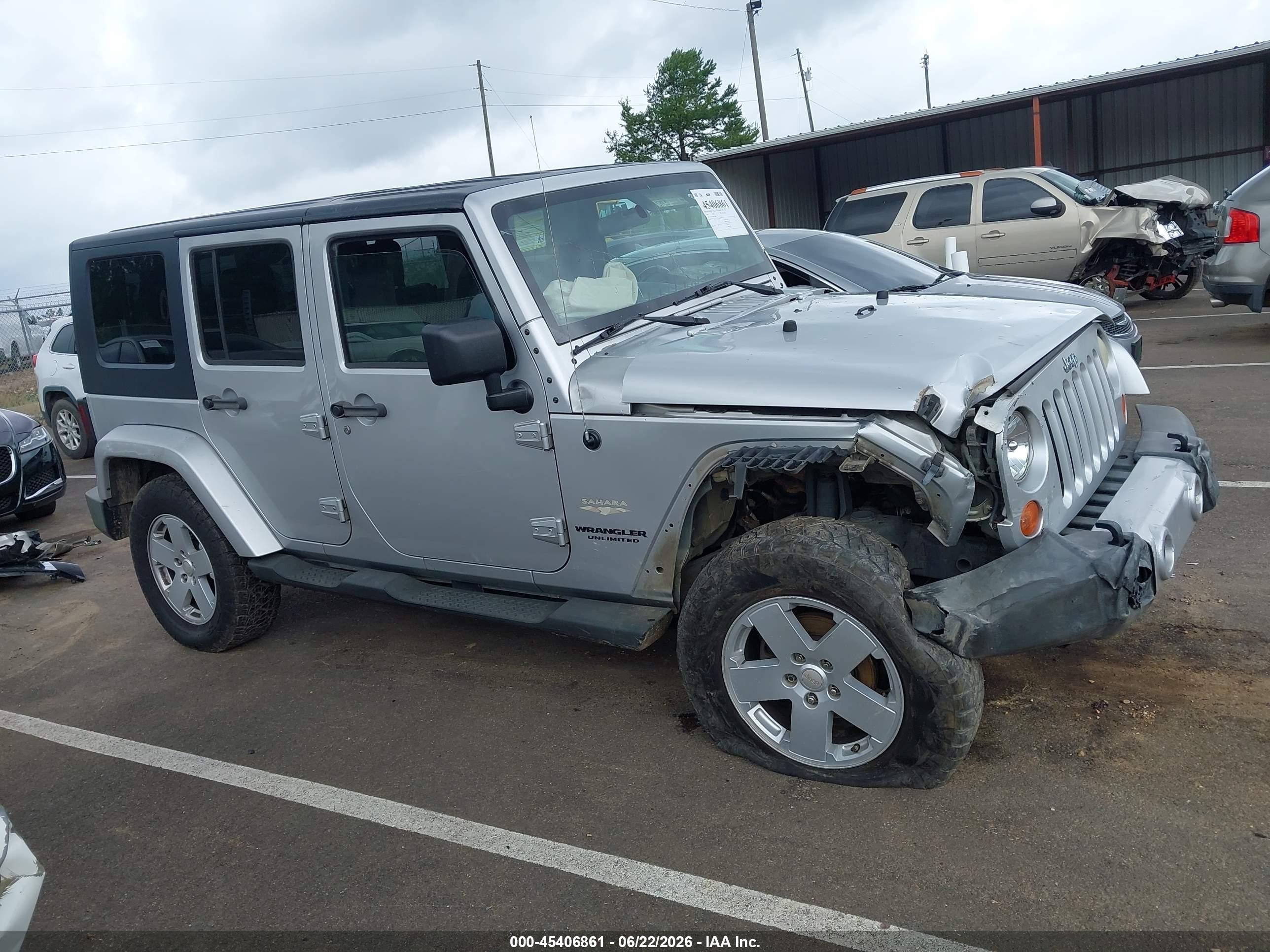 2008 Jeep Wrangler Unlimited Sahara Silver vin: 1J4GA59158L520641