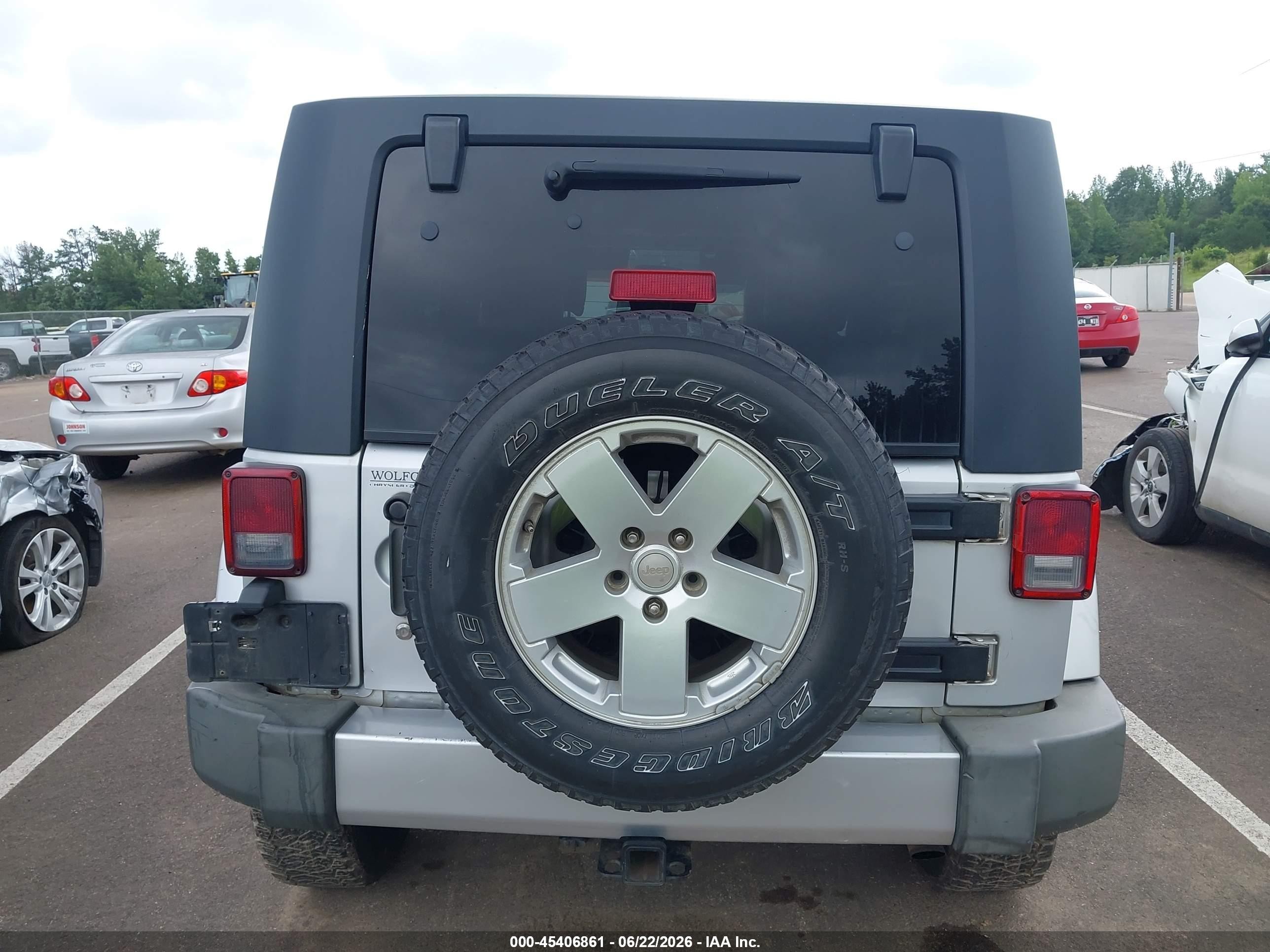 2008 Jeep Wrangler Unlimited Sahara Silver vin: 1J4GA59158L520641