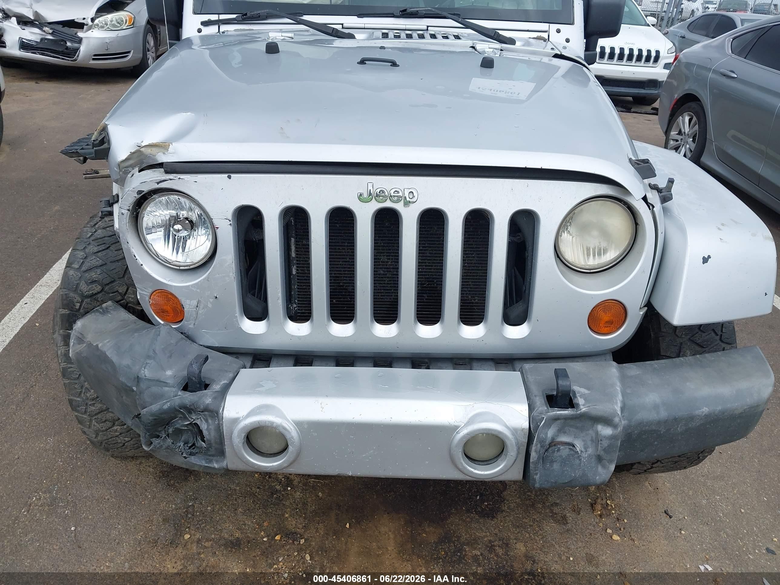 2008 Jeep Wrangler Unlimited Sahara Silver vin: 1J4GA59158L520641