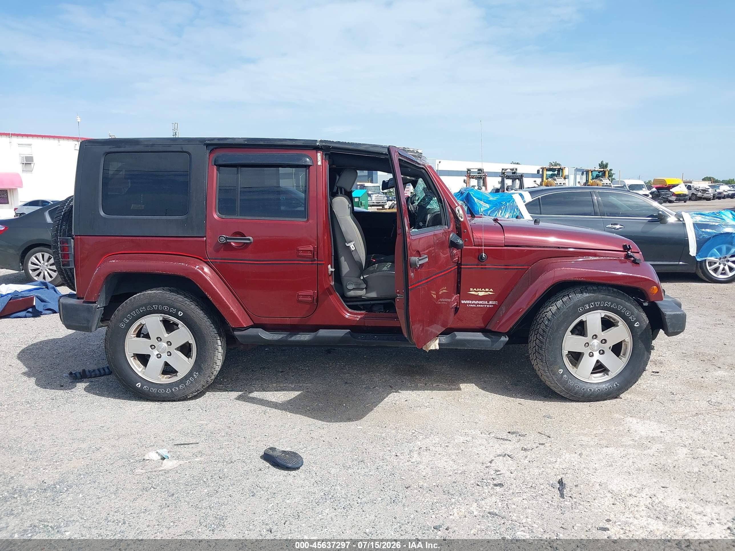 2008 Jeep Wrangler Unlimited Sahara Red vin: 1J4GA59158L532465