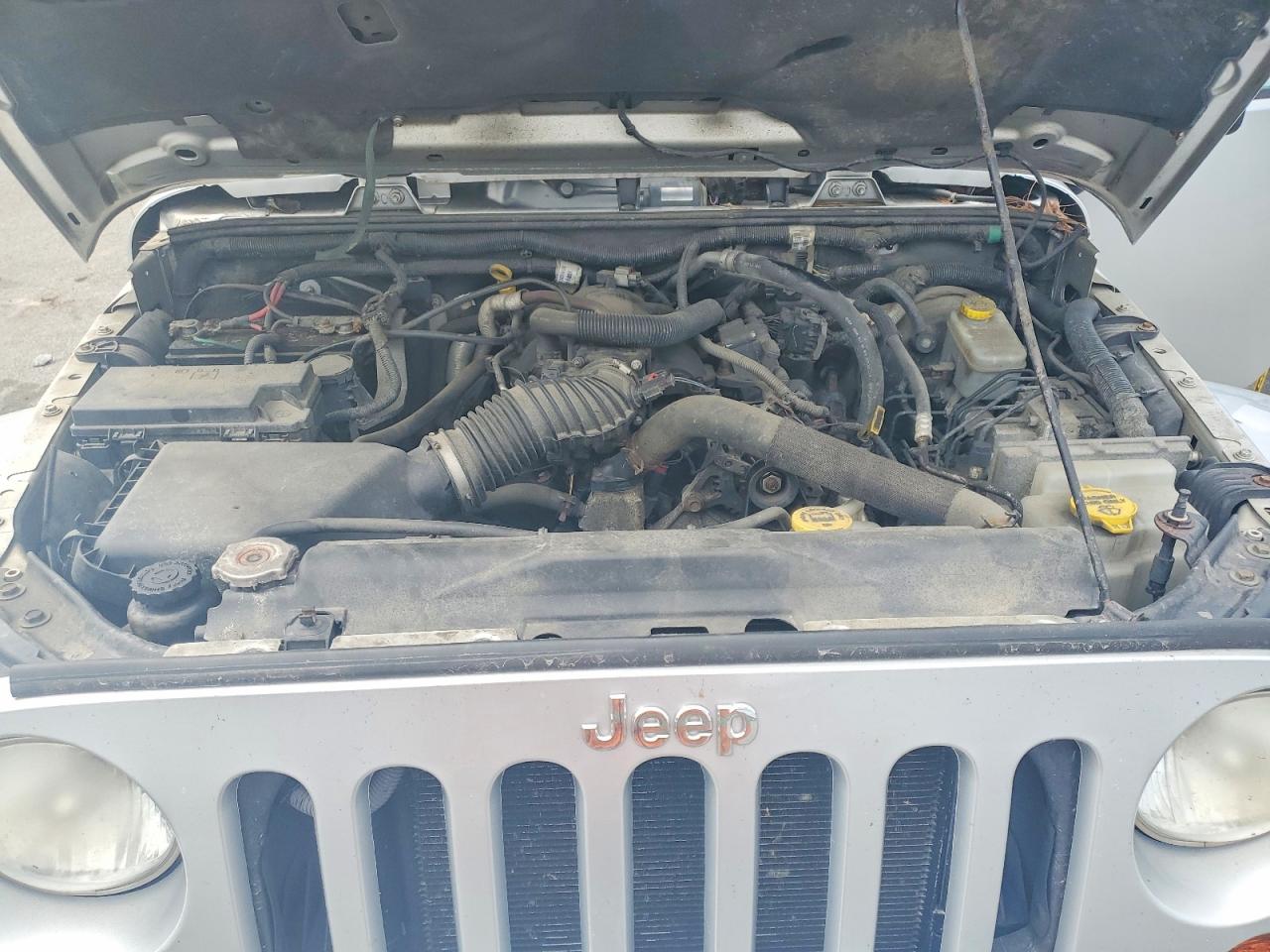 2009 Jeep Wrangler Unlimited Sahara Silver vin: 1J4GA59169L772433