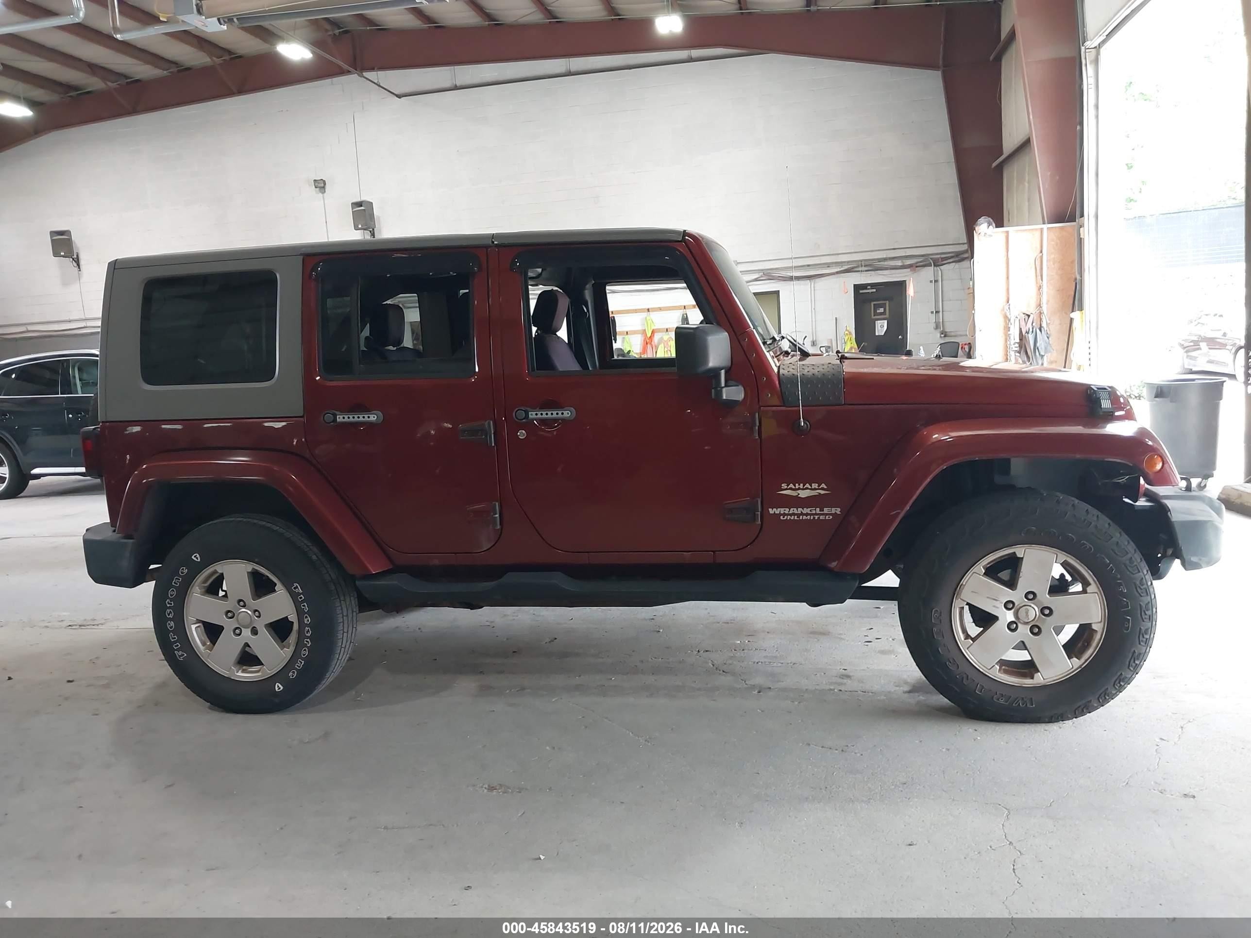 2007 Jeep Wrangler Unlimited Sahara Burgundy vin: 1J4GA59177L113273