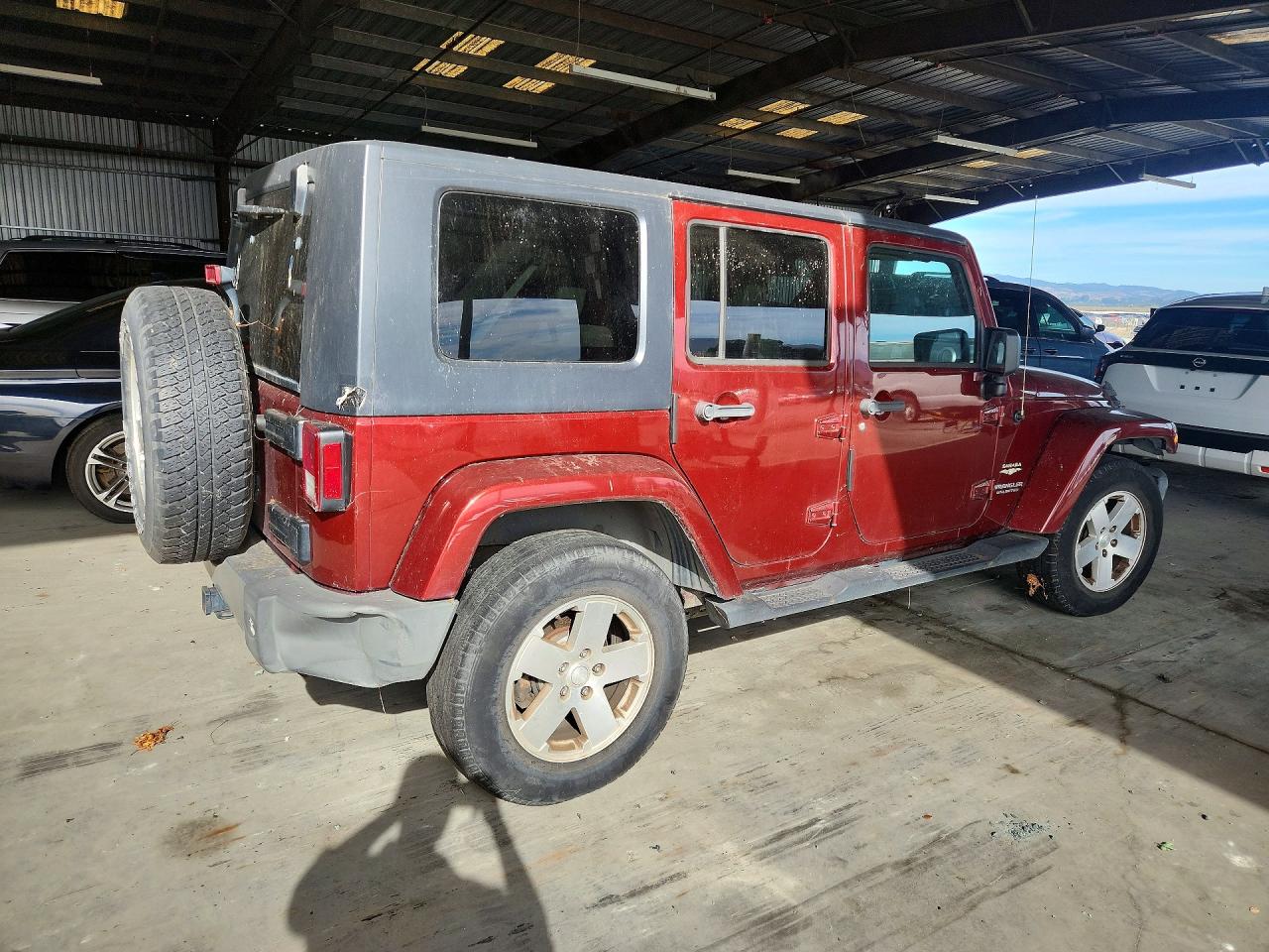 2008 Jeep Wrangler Unlimited Sahara Burgundy vin: 1J4GA59188L531438