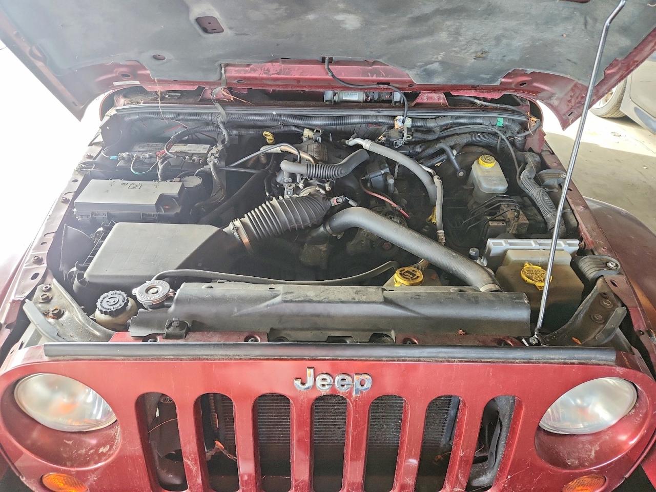 2008 Jeep Wrangler Unlimited Sahara Burgundy vin: 1J4GA59188L531438