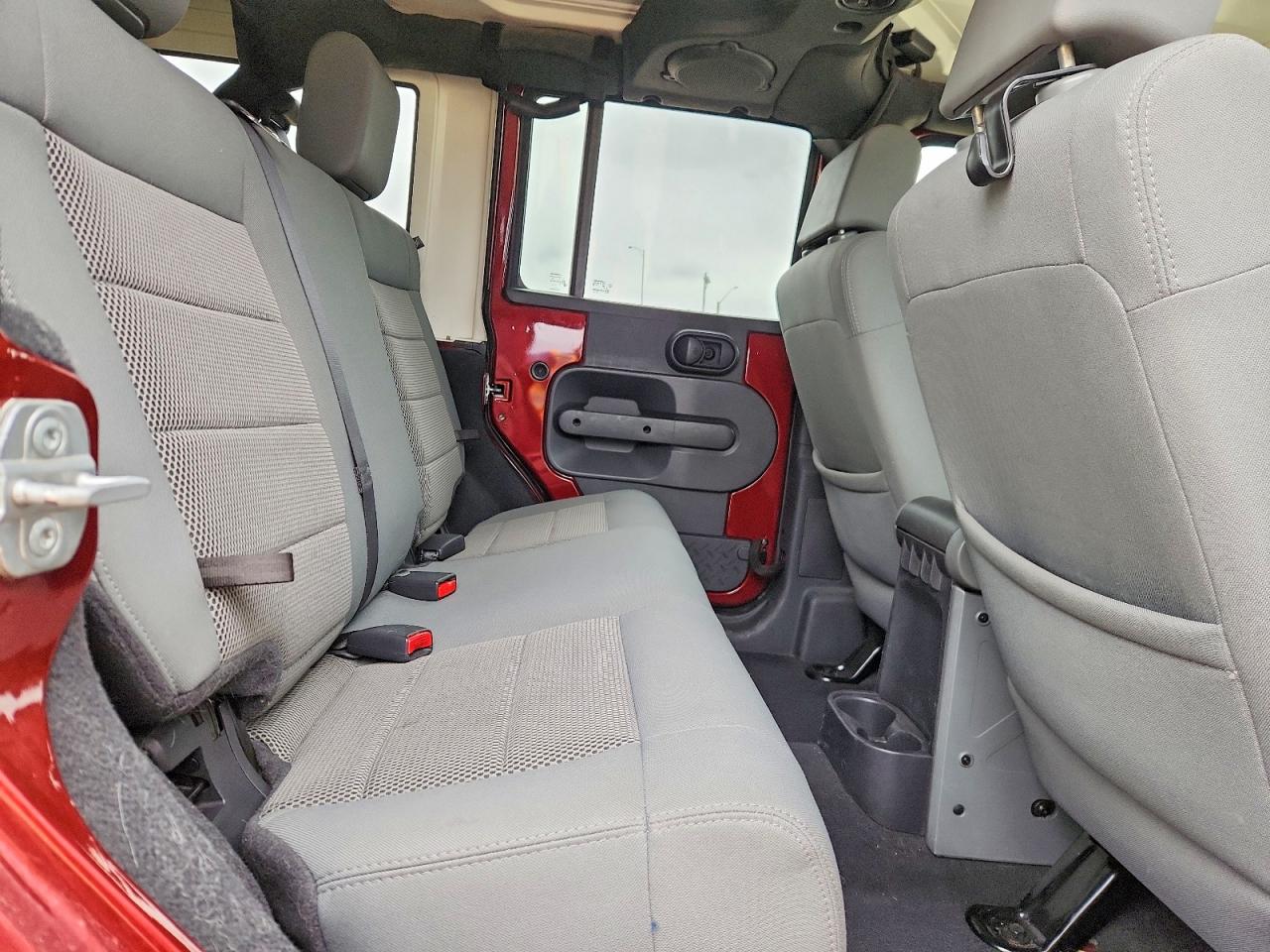 2009 Jeep Wrangler Unlimited Sahara Maroon vin: 1J4GA59189L747937