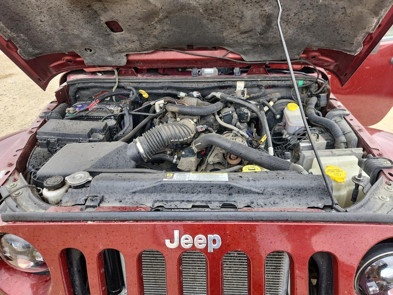 2009 Jeep Wrangler Unlimited Sahara Maroon vin: 1J4GA59189L747937
