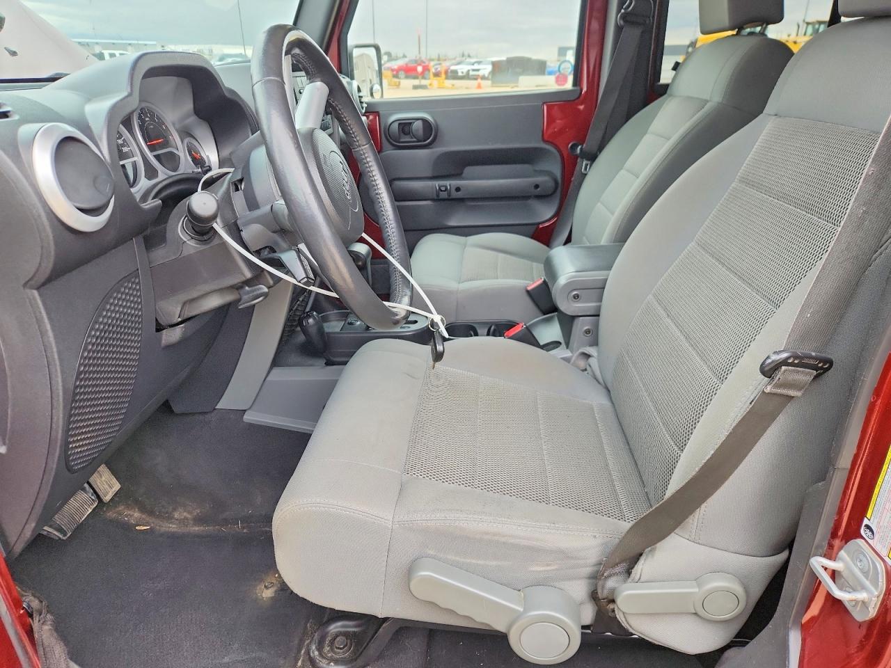 2009 Jeep Wrangler Unlimited Sahara Maroon vin: 1J4GA59189L747937