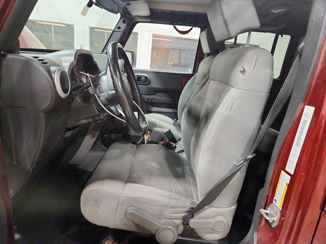 2009 Jeep Wrangler Unlimited Sahara Burgundy vin: 1J4GA591X9L759460