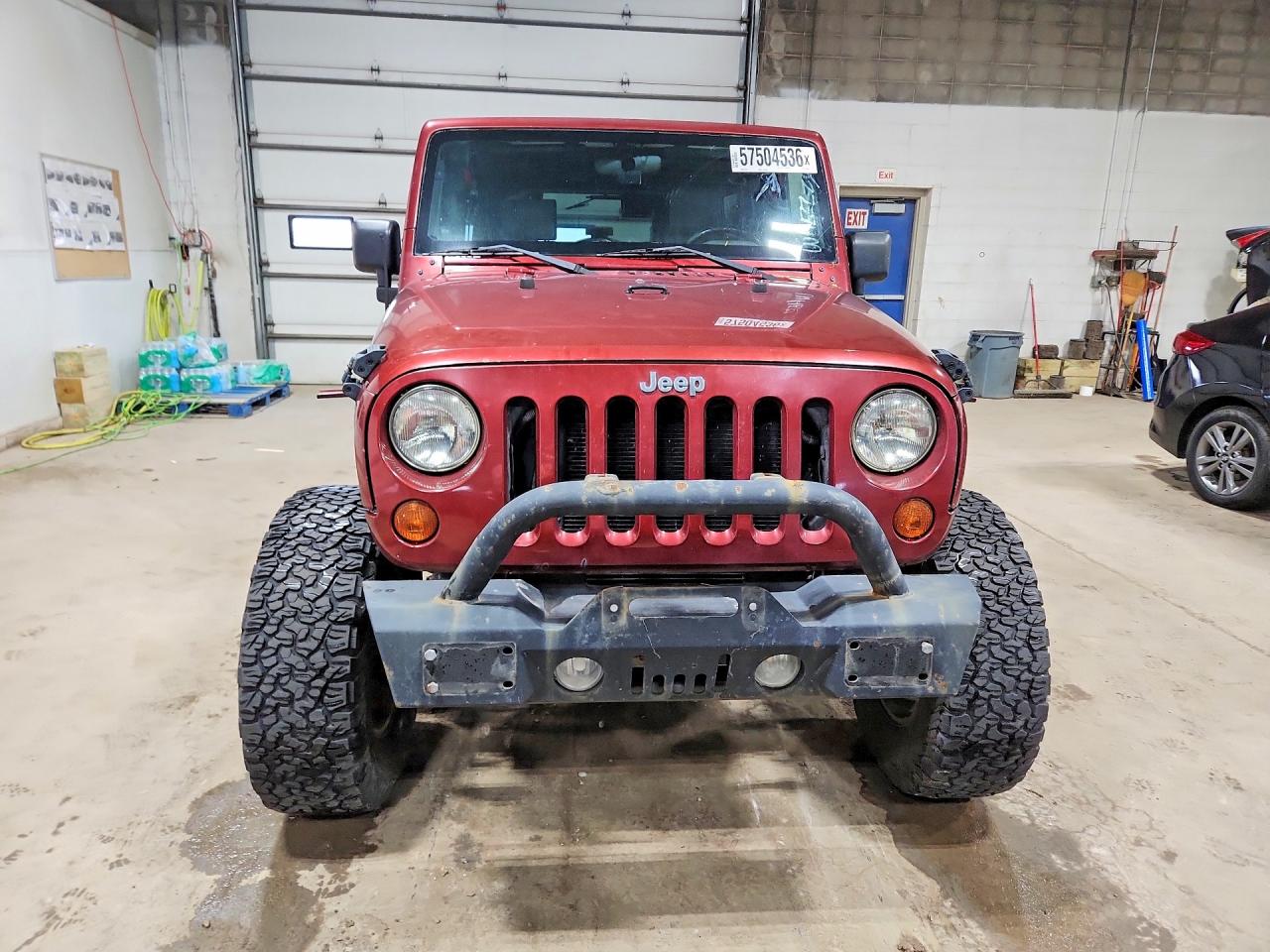 2009 Jeep Wrangler Unlimited Sahara Burgundy vin: 1J4GA591X9L759460