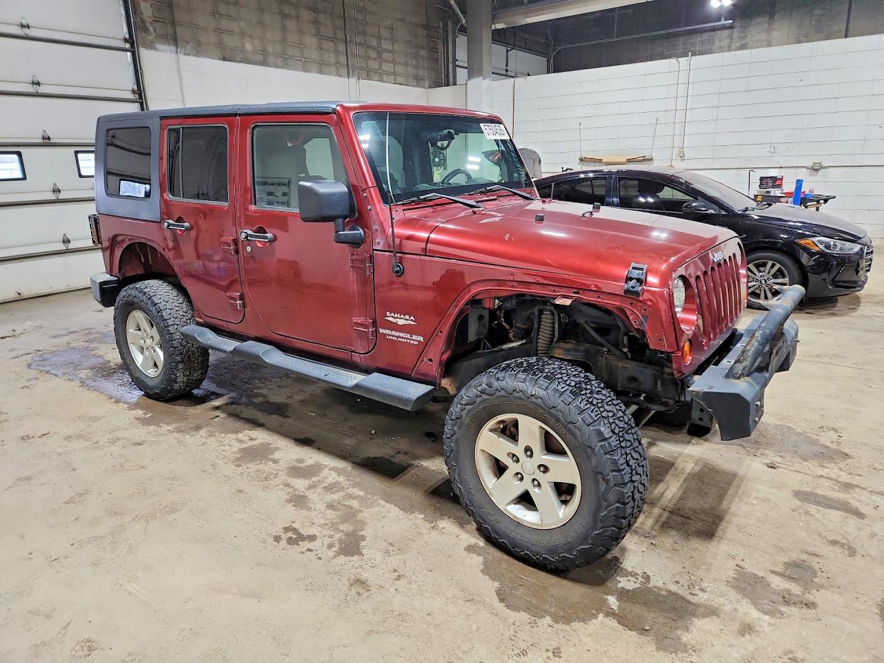 2009 Jeep Wrangler Unlimited Sahara Burgundy vin: 1J4GA591X9L759460