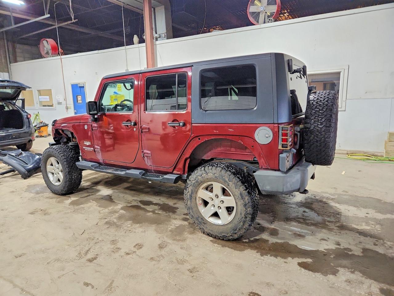 2009 Jeep Wrangler Unlimited Sahara Burgundy vin: 1J4GA591X9L759460