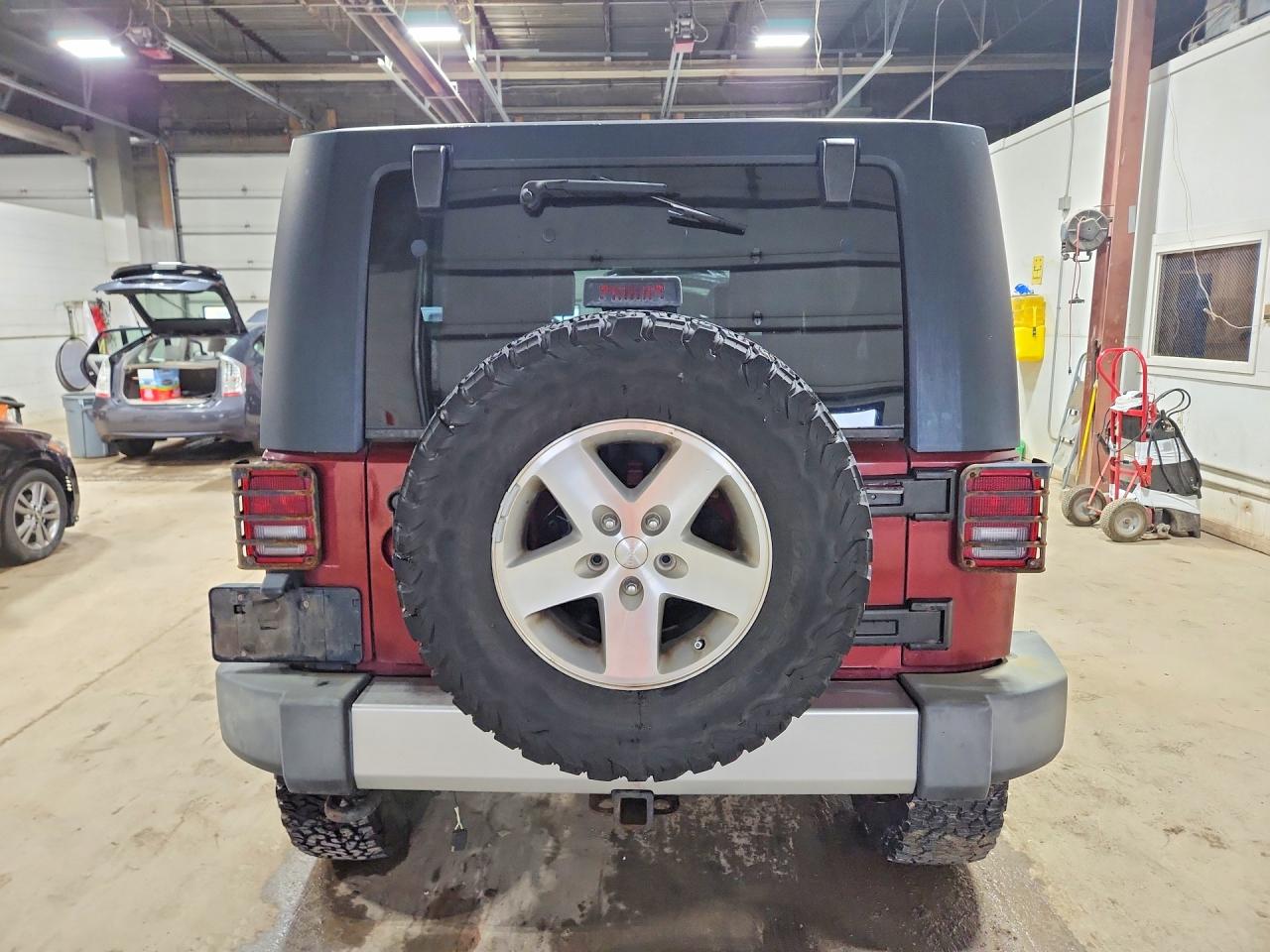 2009 Jeep Wrangler Unlimited Sahara Burgundy vin: 1J4GA591X9L759460