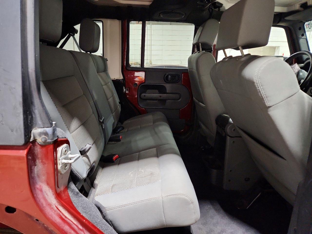 2009 Jeep Wrangler Unlimited Sahara Burgundy vin: 1J4GA591X9L759460