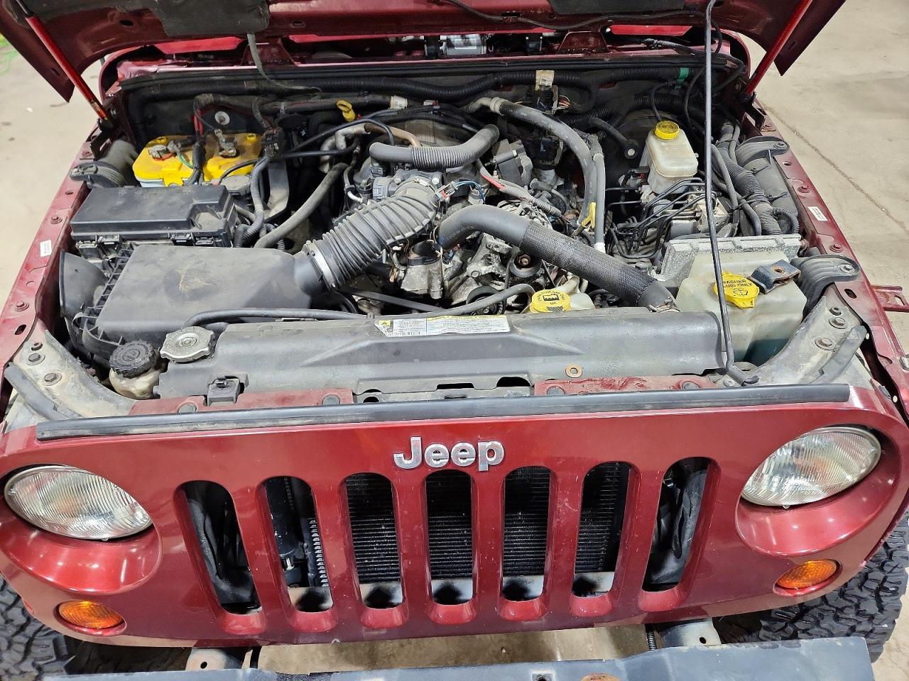 2009 Jeep Wrangler Unlimited Sahara Burgundy vin: 1J4GA591X9L759460