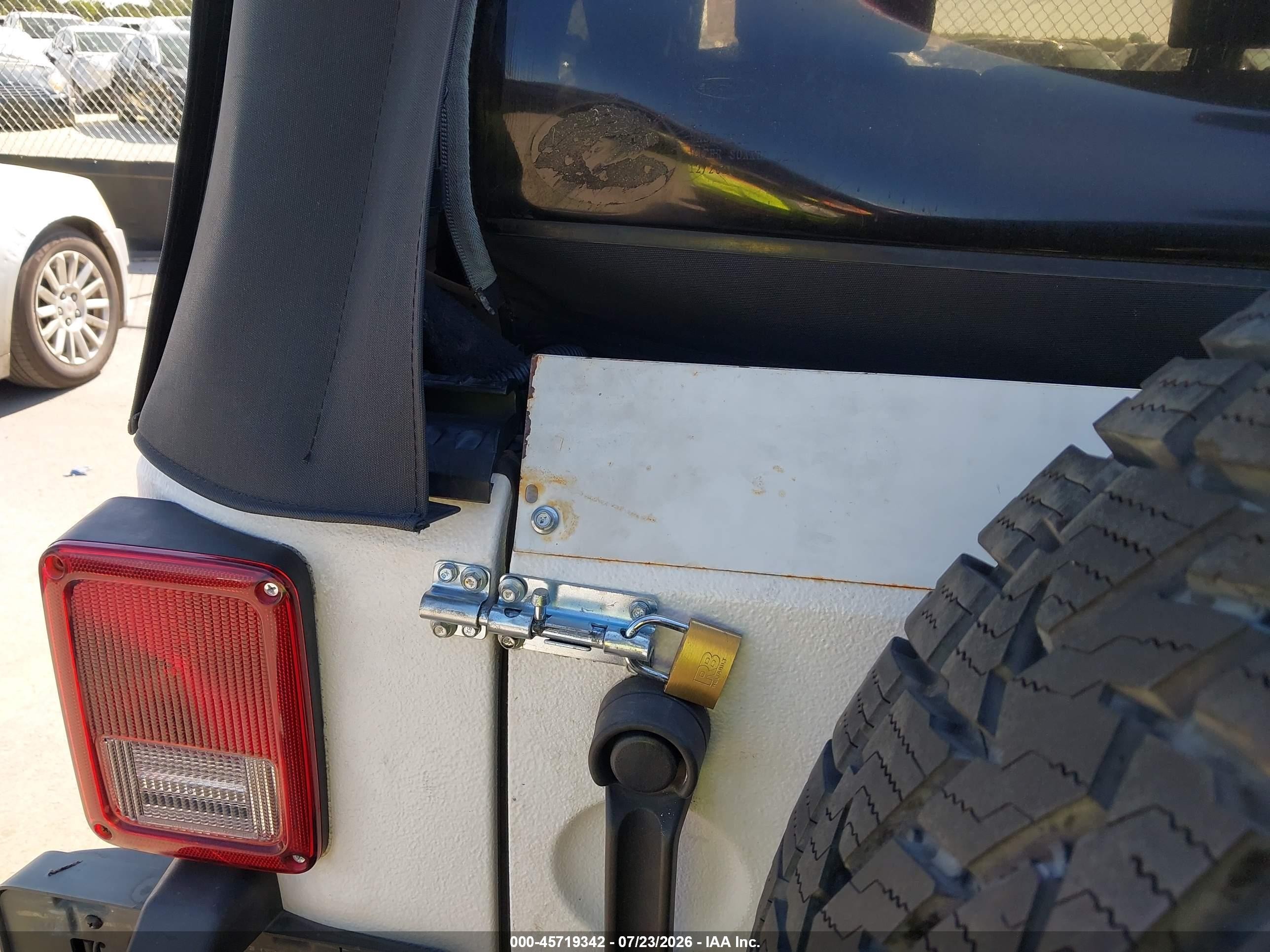 2008 Jeep Wrangler Unlimited Rubicon White vin: 1J4GA69108L591364