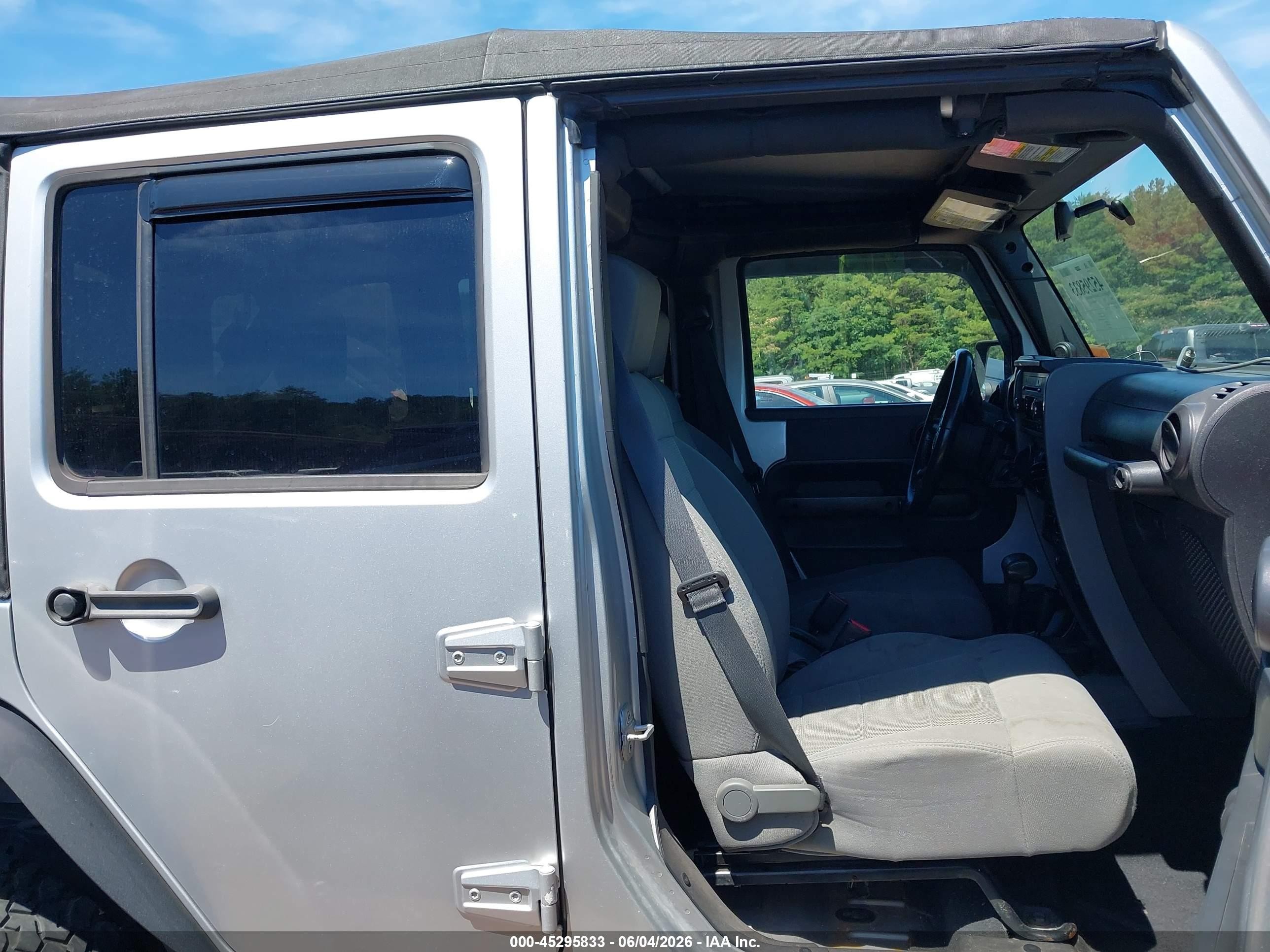 2008 Jeep Wrangler Unlimited Rubicon Silver vin: 1J4GA69158L566024
