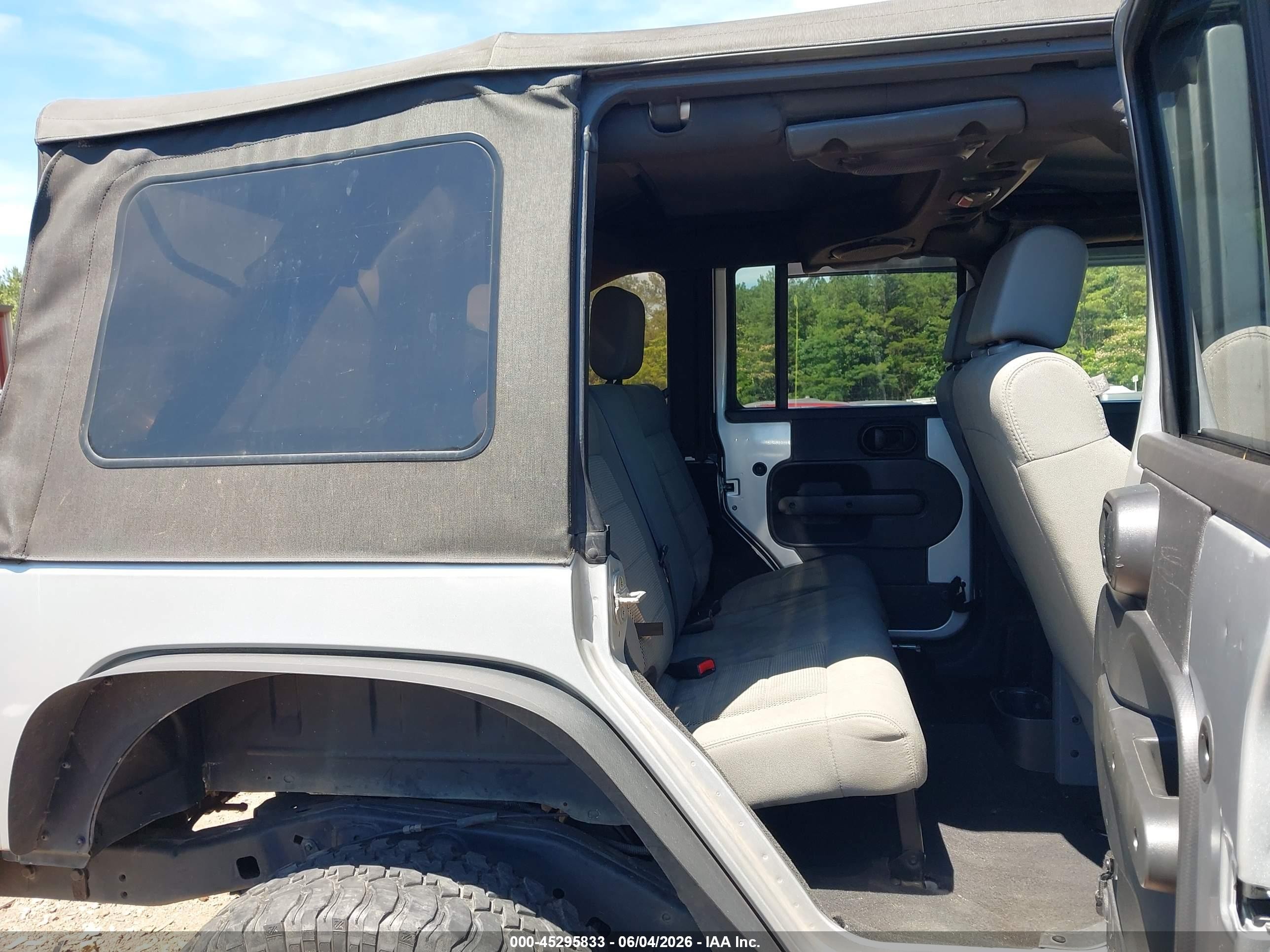 2008 Jeep Wrangler Unlimited Rubicon Silver vin: 1J4GA69158L566024