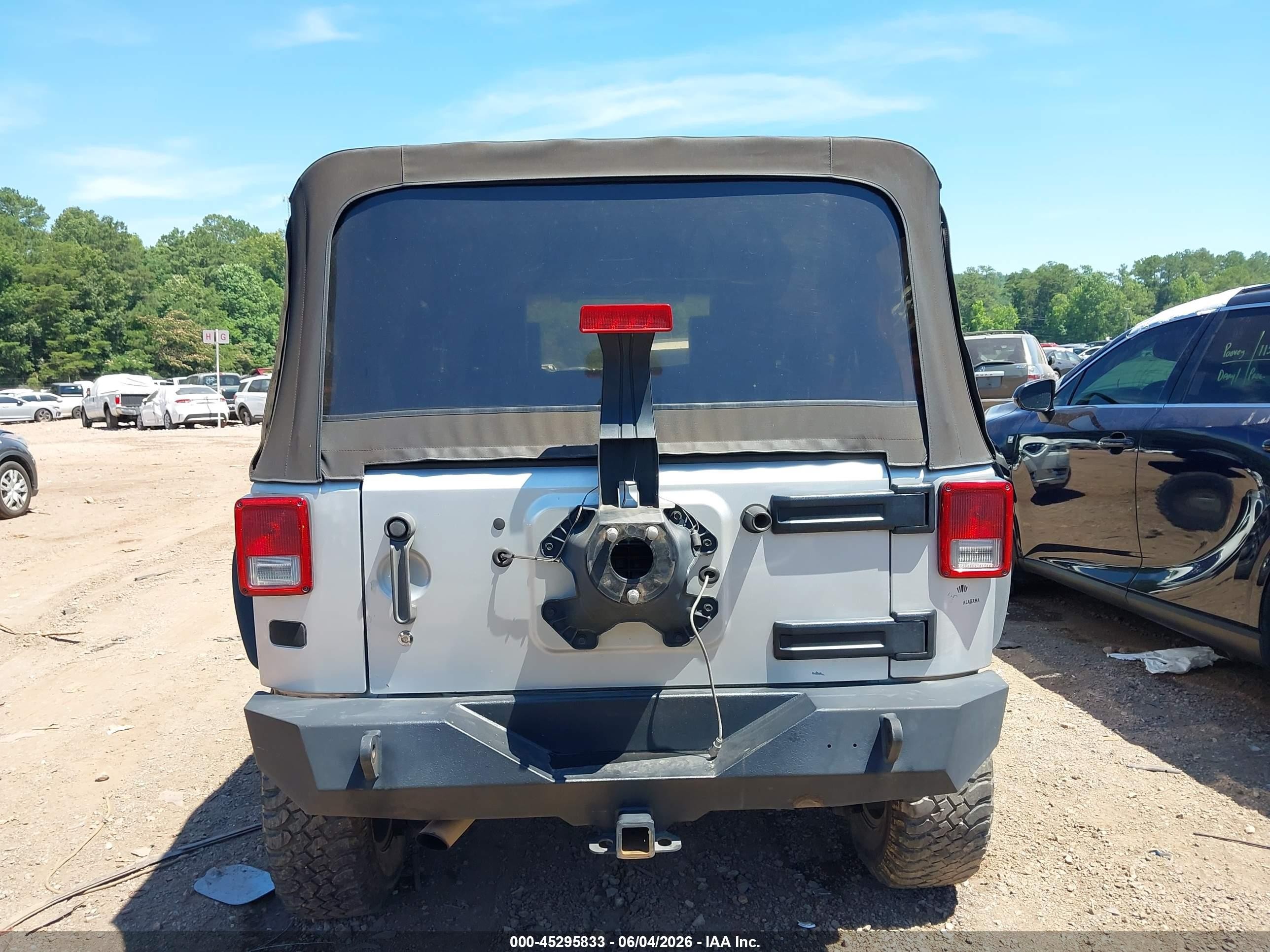 2008 Jeep Wrangler Unlimited Rubicon Silver vin: 1J4GA69158L566024