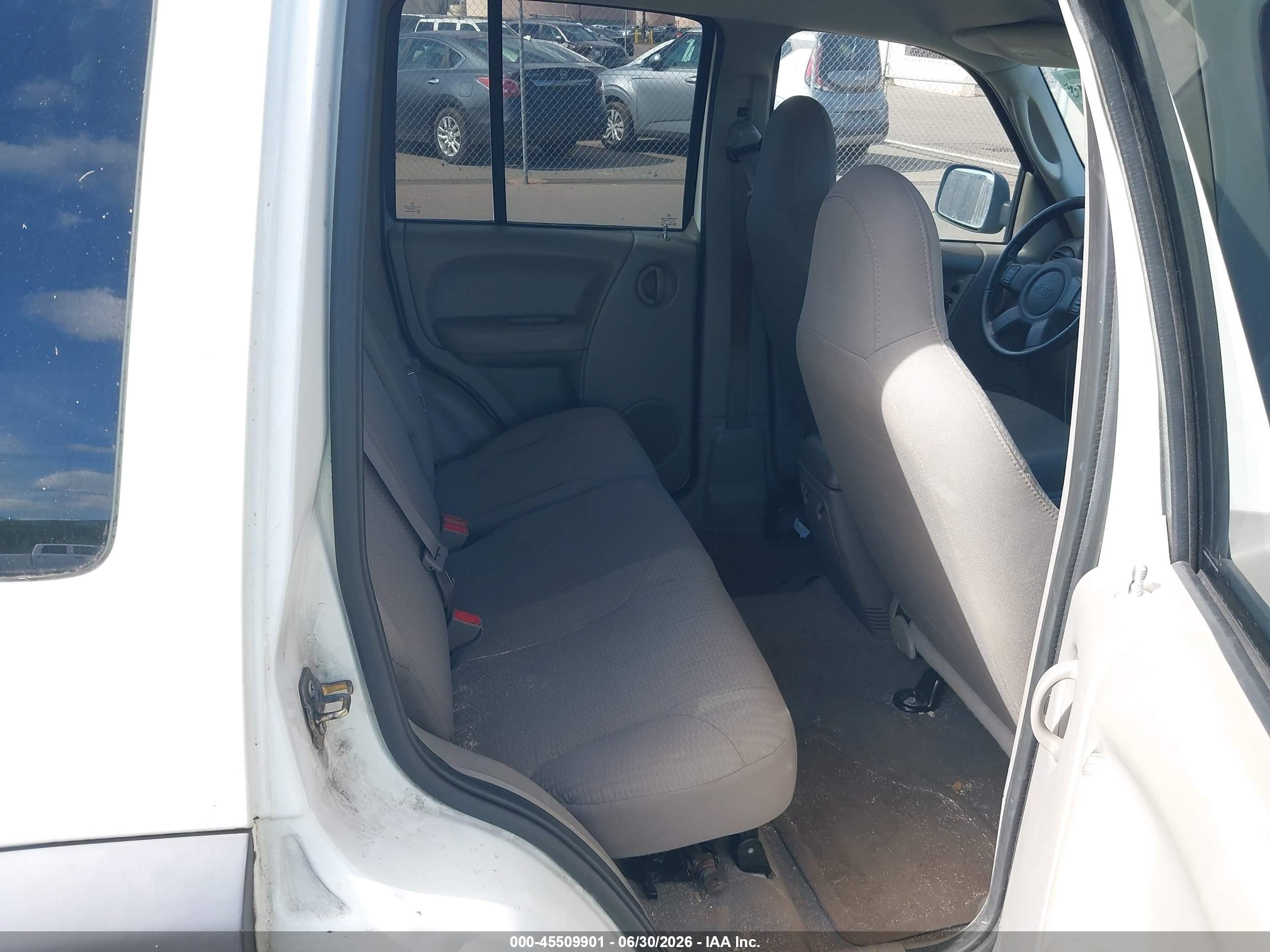 2004 Jeep Liberty Sport White vin: 1J4GK48K04W236571