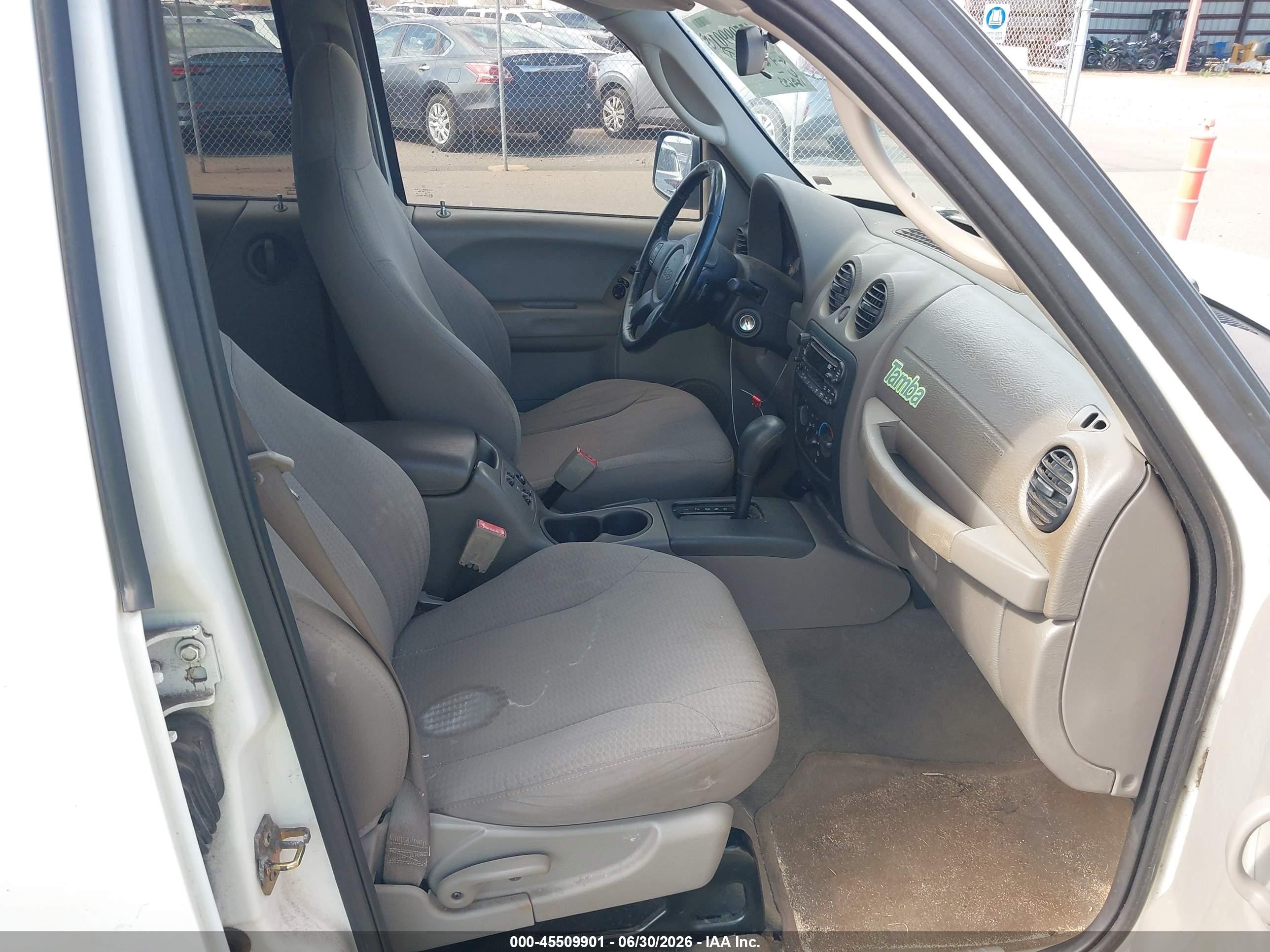 2004 Jeep Liberty Sport White vin: 1J4GK48K04W236571
