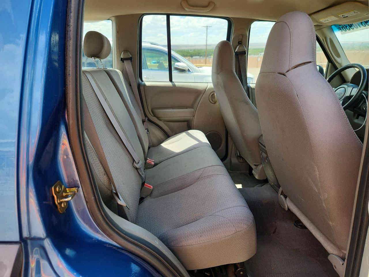 2004 Jeep Liberty Sport Blue vin: 1J4GK48K24W301551