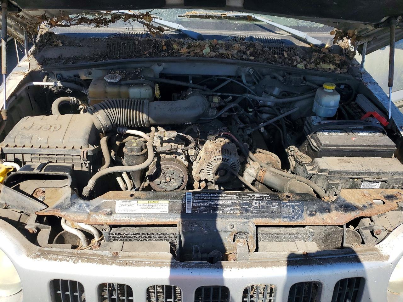 2004 Jeep Liberty Sport Silver vin: 1J4GK48K44W264518