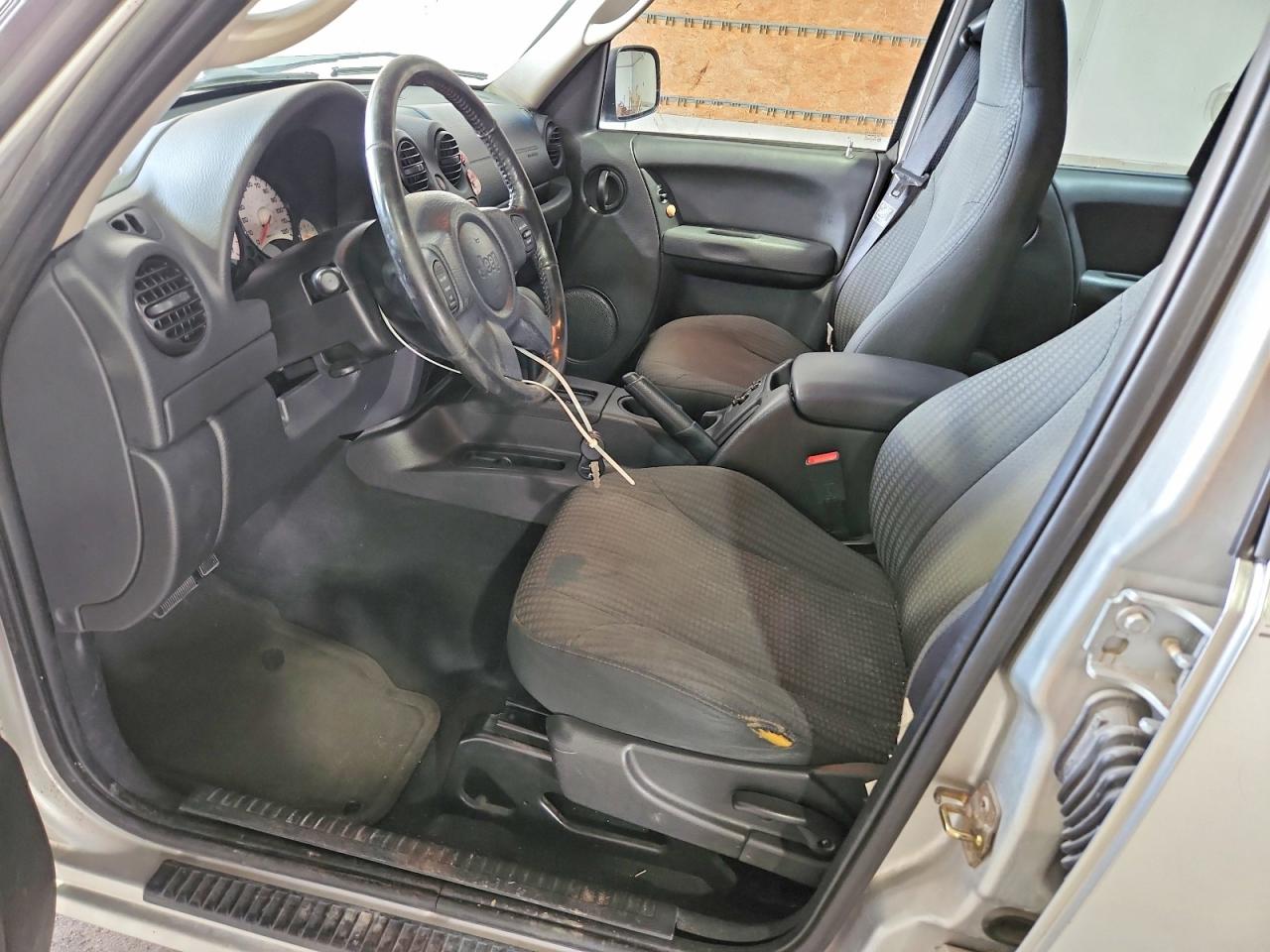 2004 Jeep Liberty Sport Silver vin: 1J4GK48K44W282730