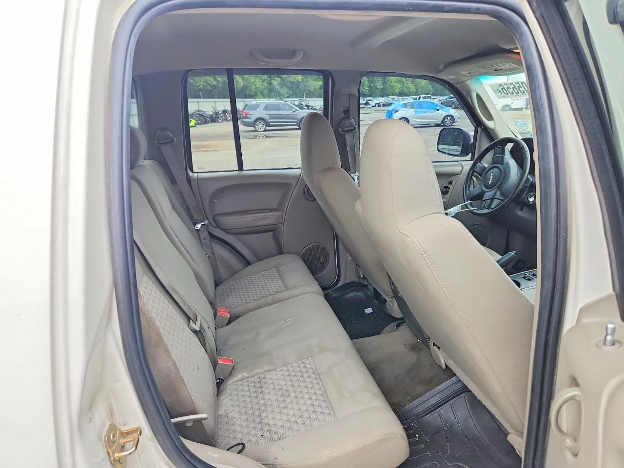 2005 Jeep Liberty Sport White vin: 1J4GK48K45W699055