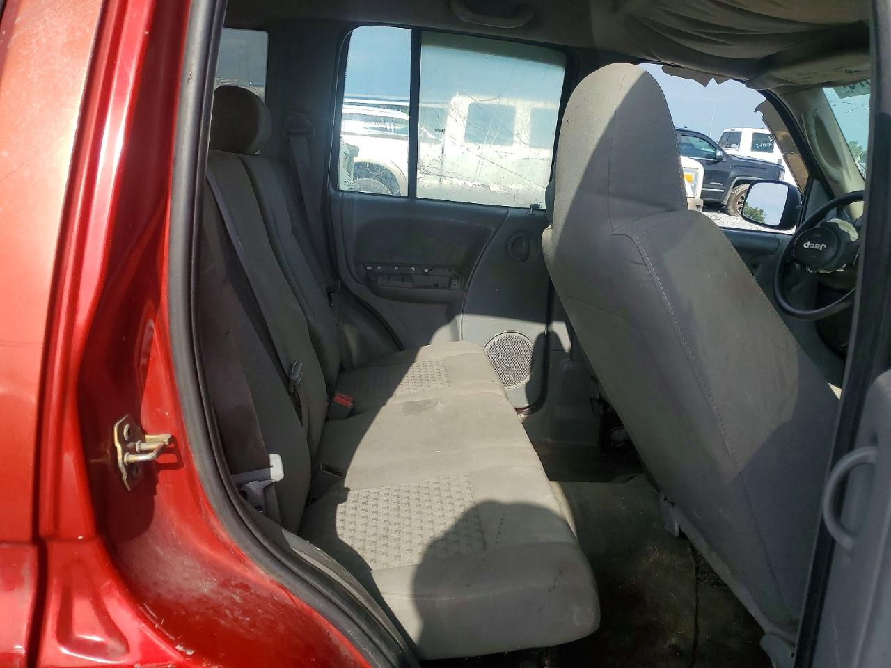 2005 Jeep Liberty Sport Burgundy vin: 1J4GK48K45W710751