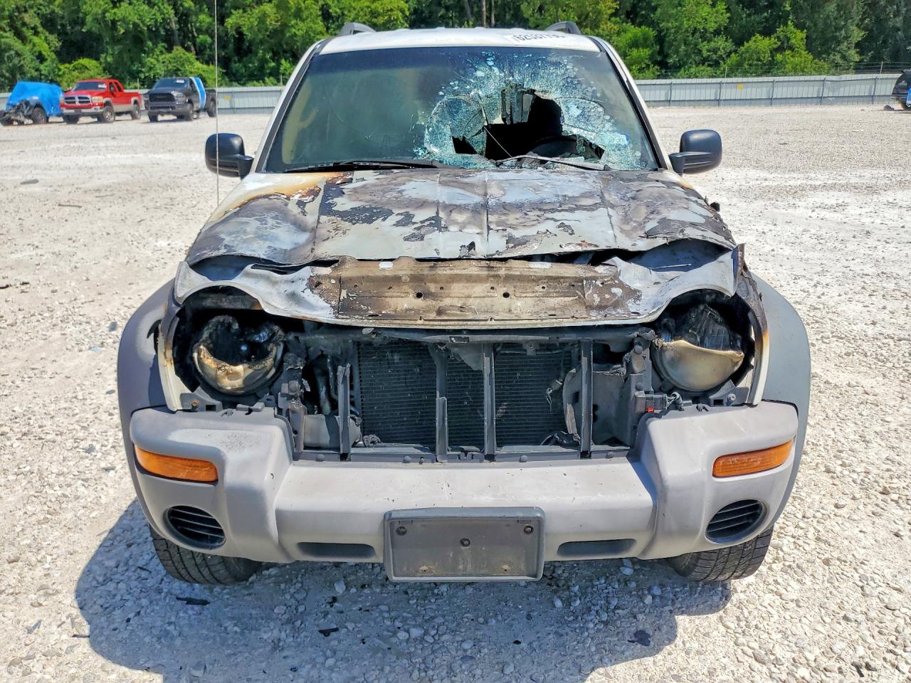 2004 Jeep Liberty Sport White vin: 1J4GK48K64W285449