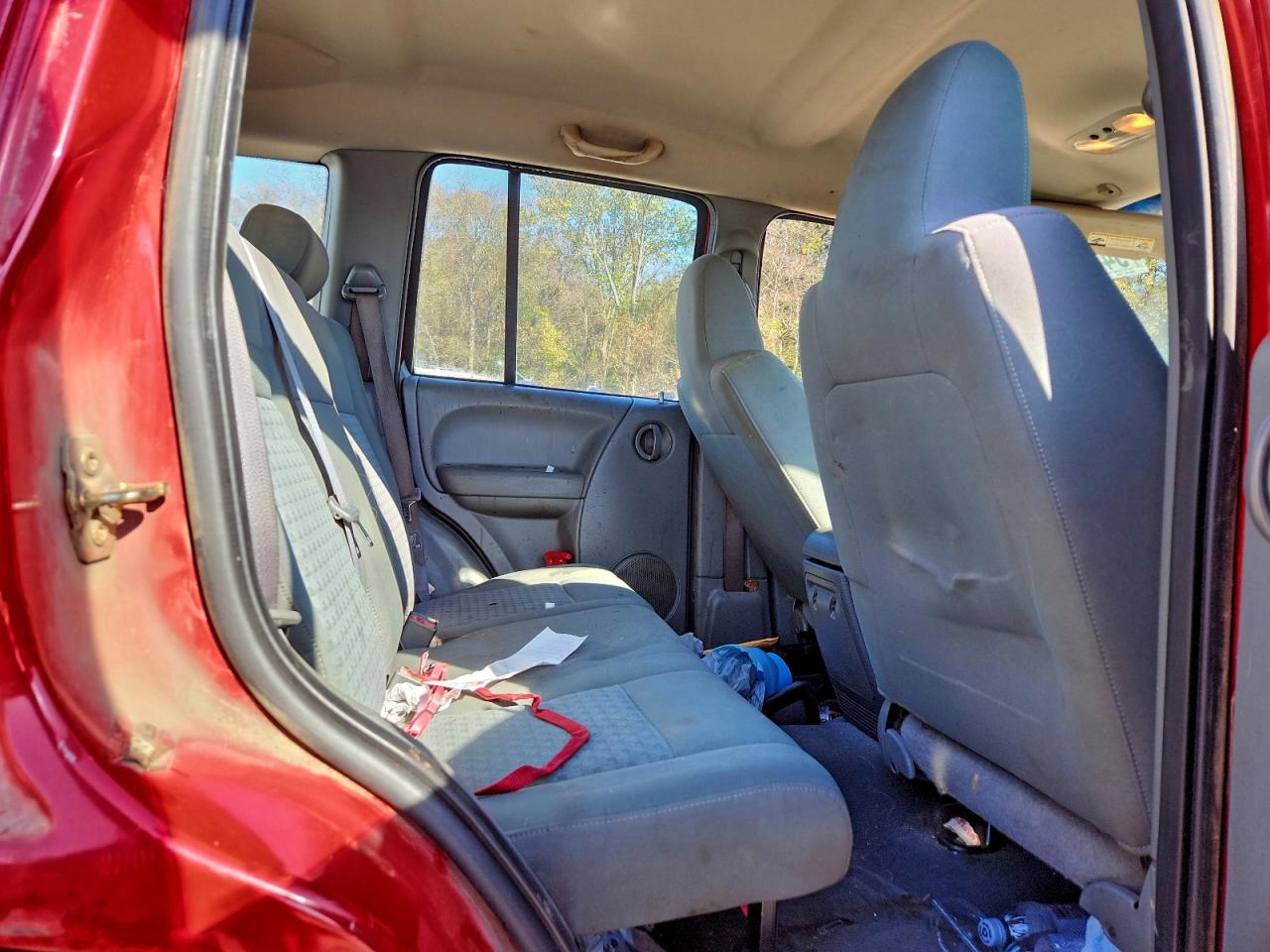 2005 Jeep Liberty Sport Red vin: 1J4GK48K65W506310
