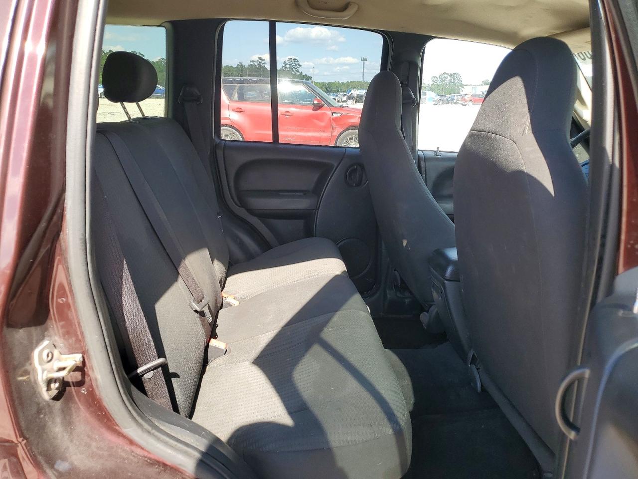 2004 Jeep Liberty Sport Burgundy vin: 1J4GK48K74W244411