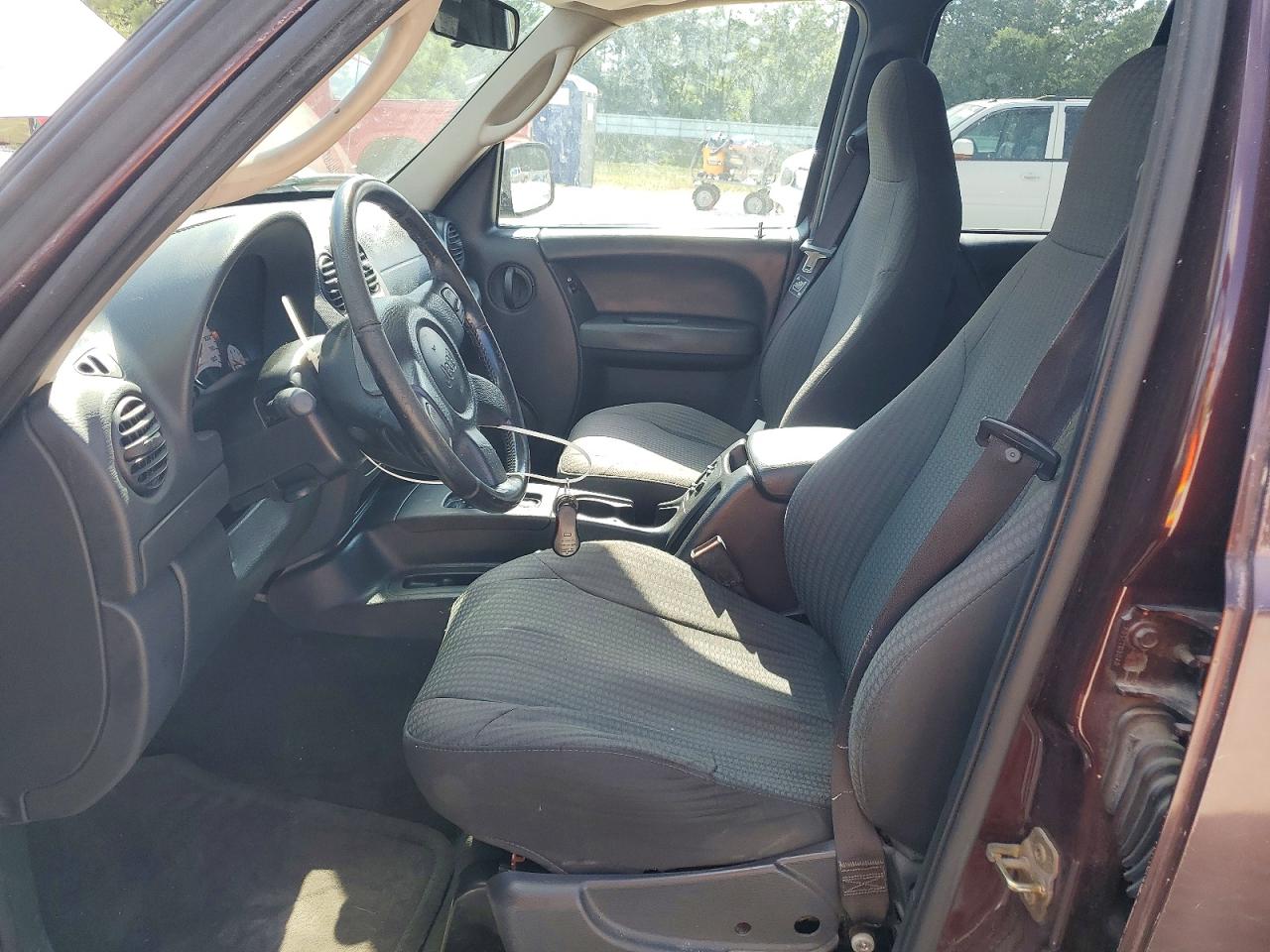 2004 Jeep Liberty Sport Burgundy vin: 1J4GK48K74W244411