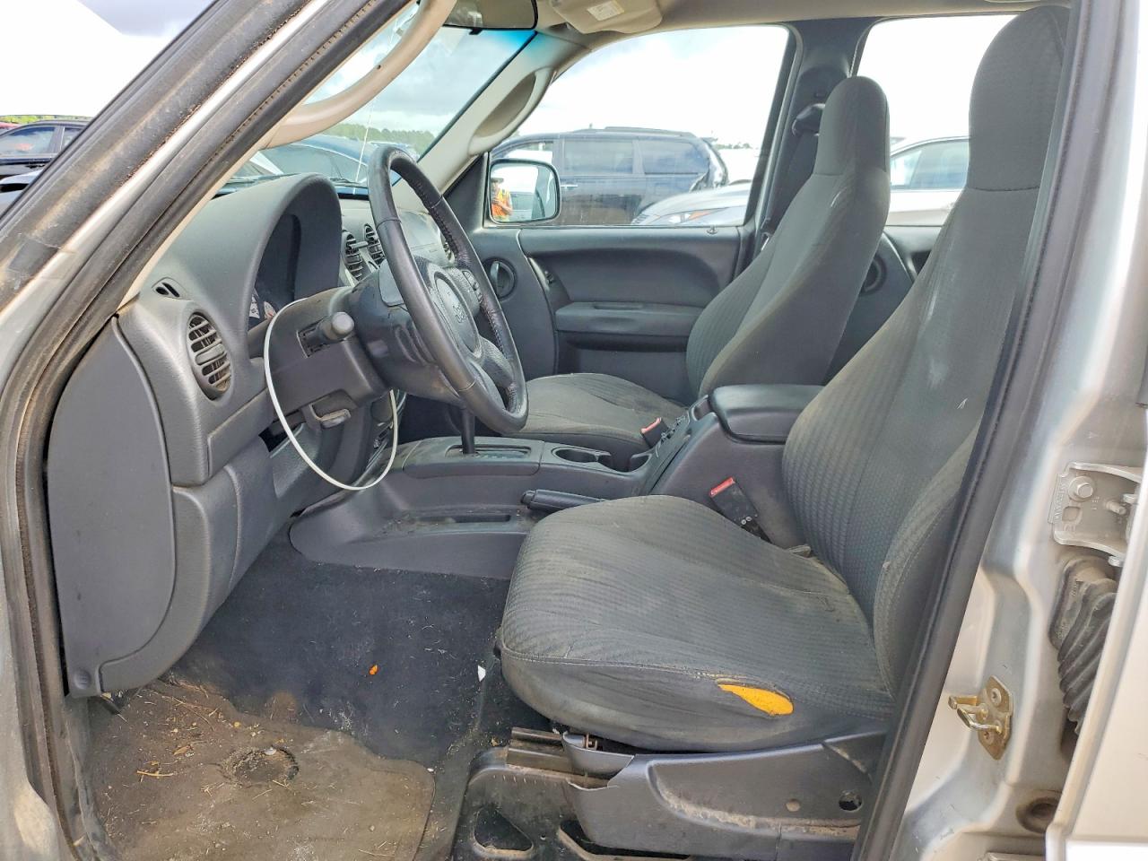 2004 Jeep Liberty Sport Silver vin: 1J4GK48K84W285758