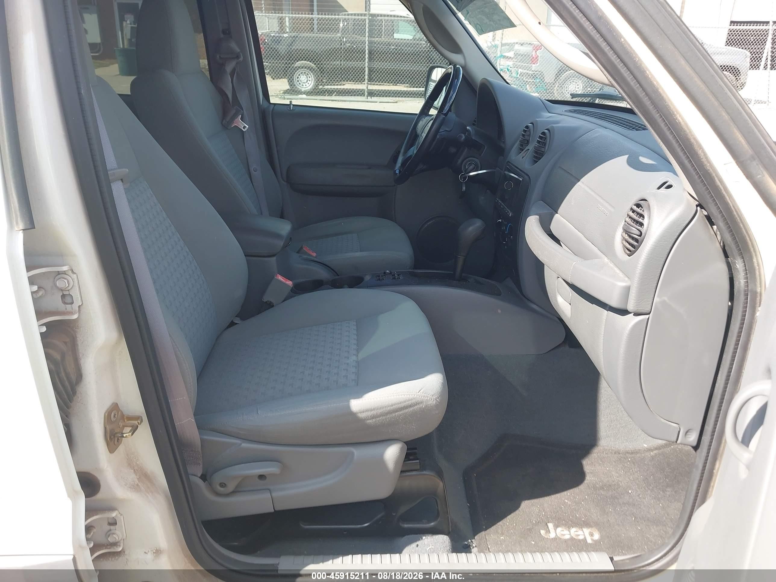 2005 Jeep Liberty Sport White vin: 1J4GK48K95W510688