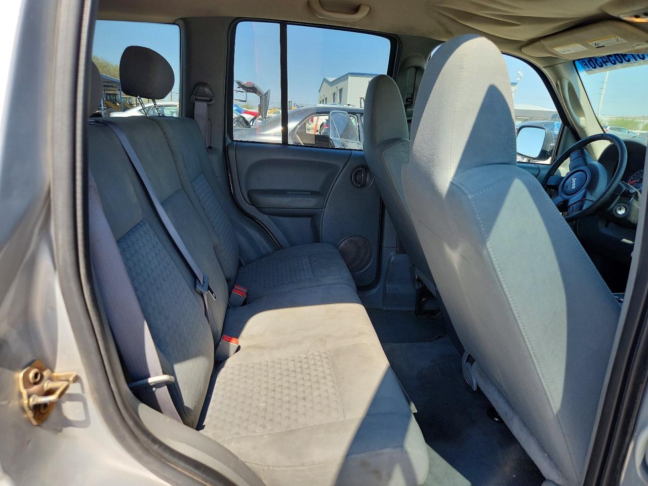 2005 Jeep Liberty Sport Серебряный vin: 1J4GK48K95W510982