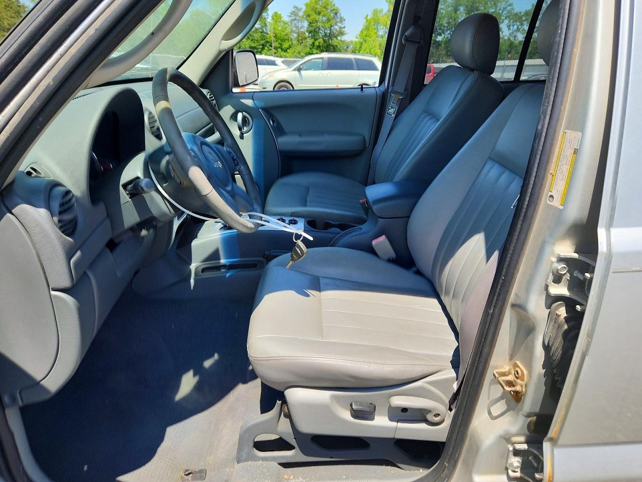 2006 Jeep Liberty Silver vin: 1J4GK58K06W195531