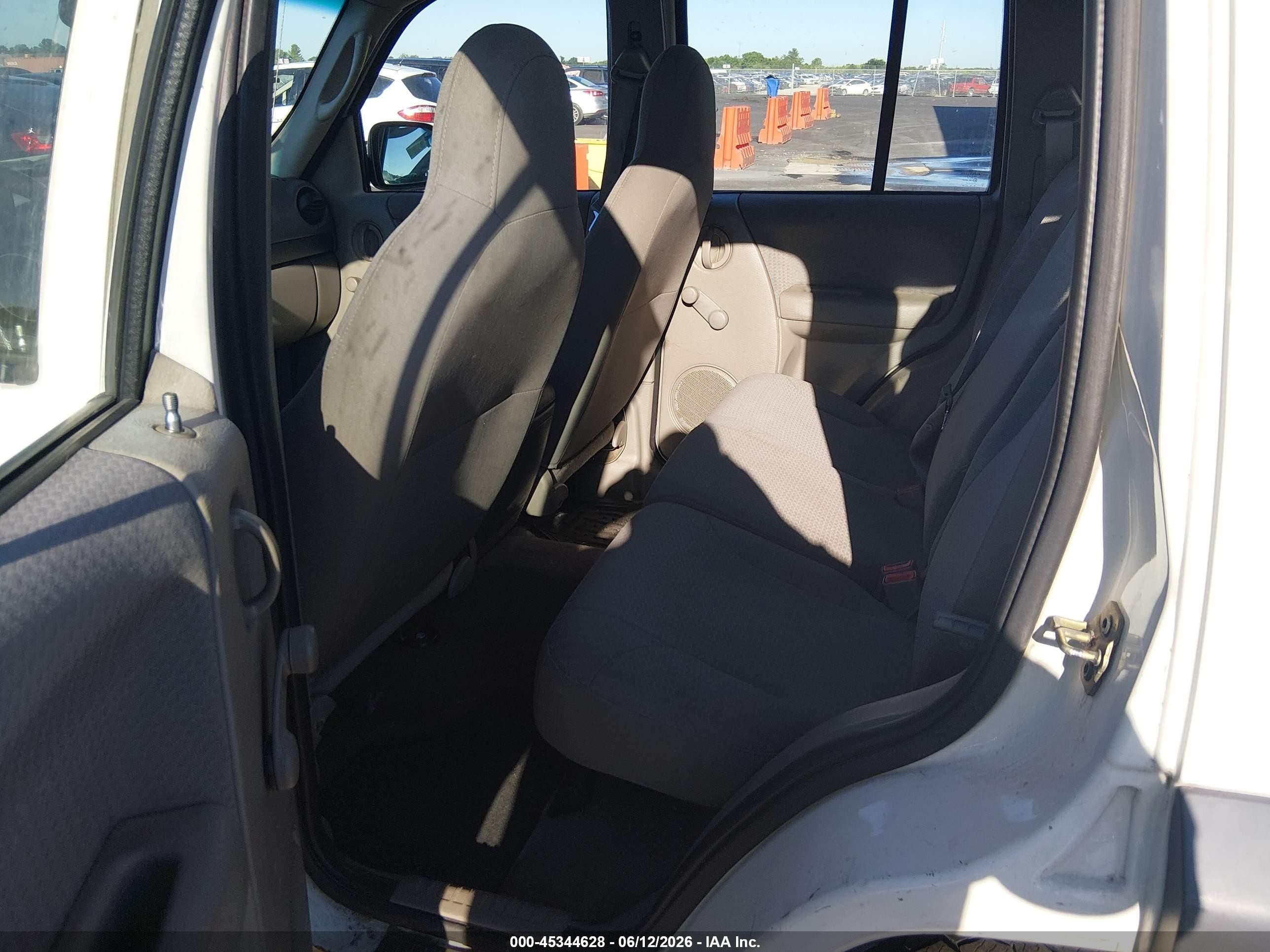 2002 Jeep Liberty Sport White vin: 1J4GL48182W239039