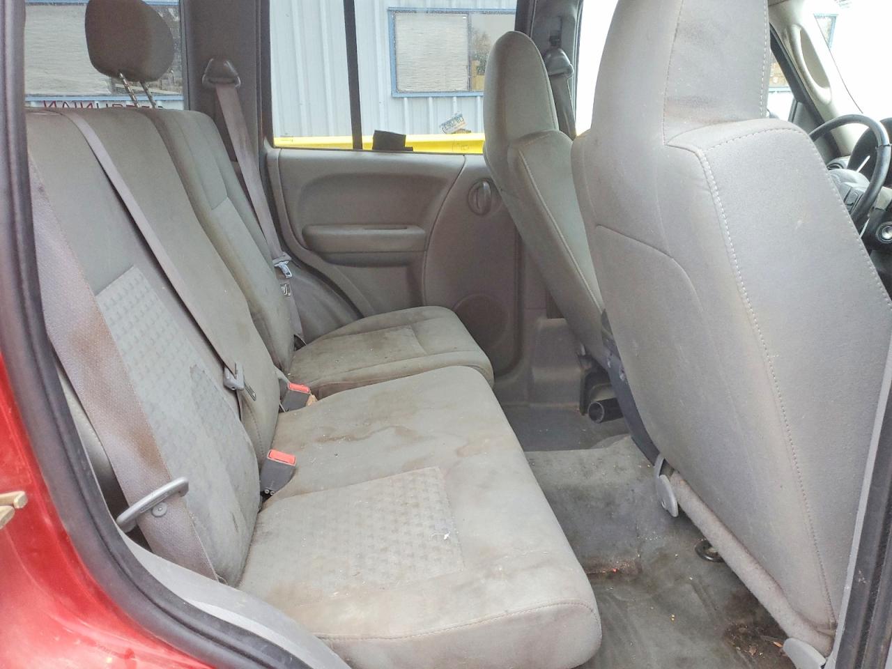 2005 Jeep Liberty Sport Red vin: 1J4GL485X5W680761
