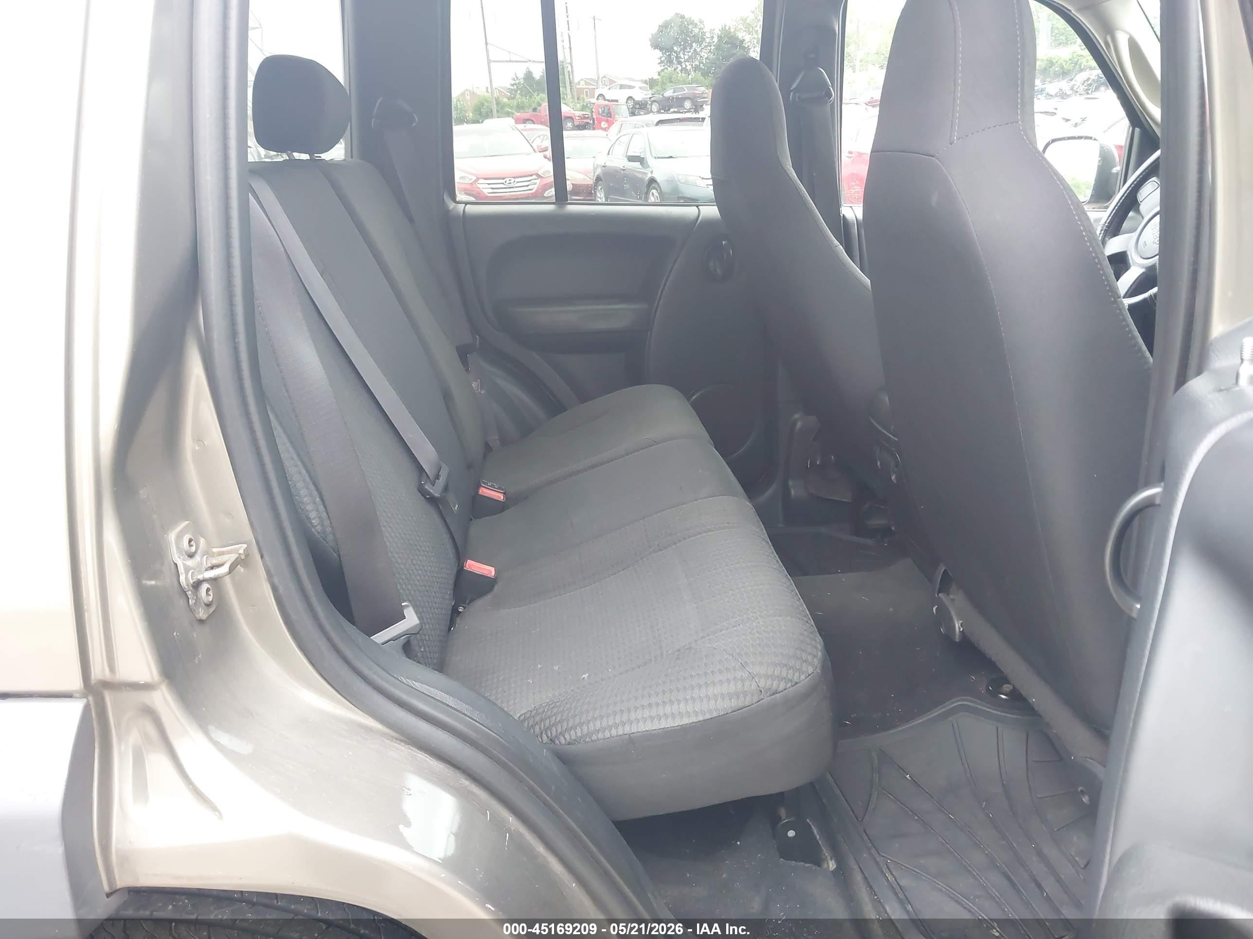 2003 Jeep Liberty Sport Tan vin: 1J4GL48K03W671375