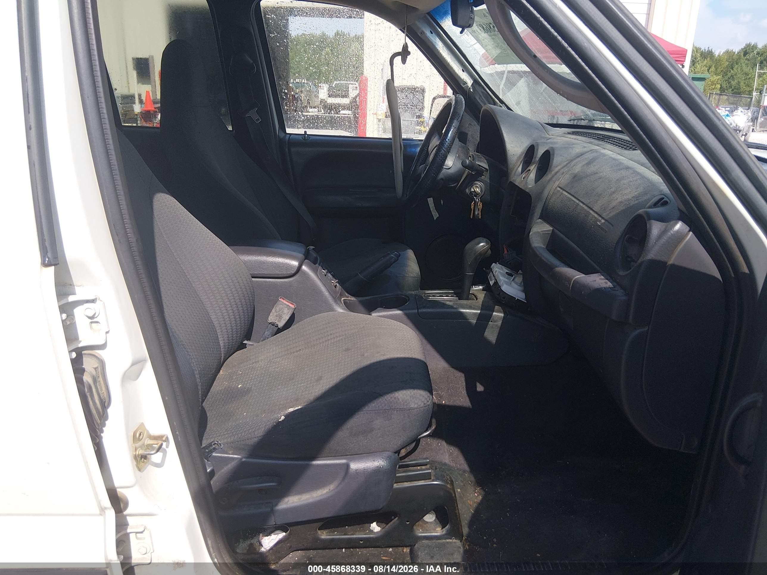 2004 Jeep Liberty Sport White vin: 1J4GL48K04W108800
