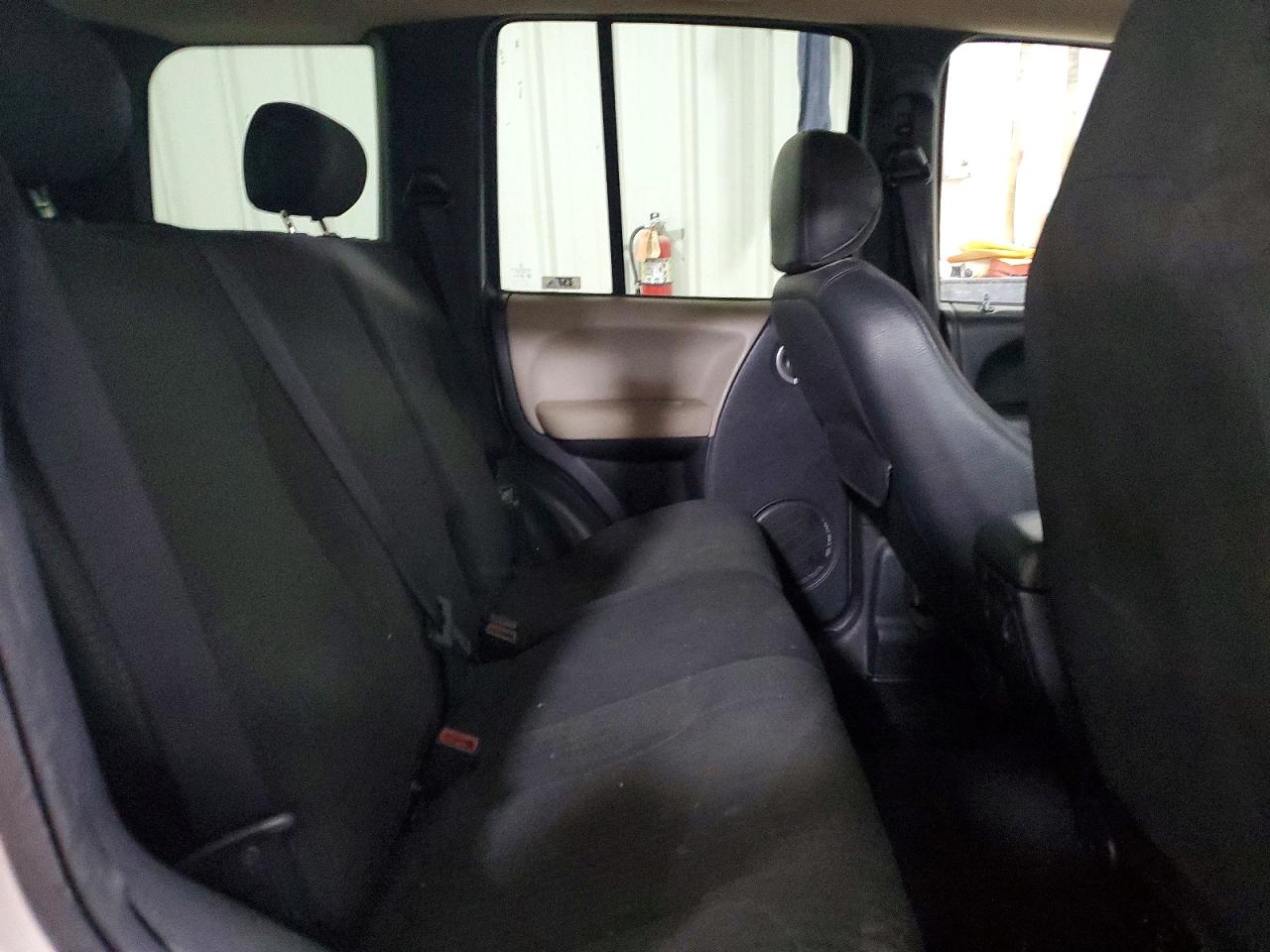 2004 Jeep Liberty Sport Silver vin: 1J4GL48K04W229682